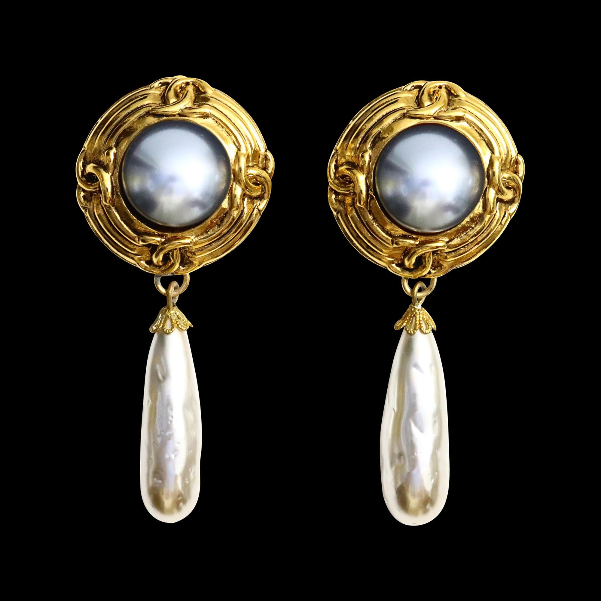 Femenino o masculino Vintage  Pendientes colgantes franceses de perla de imitación tono dorado gris y marfil Circa años 80 en venta