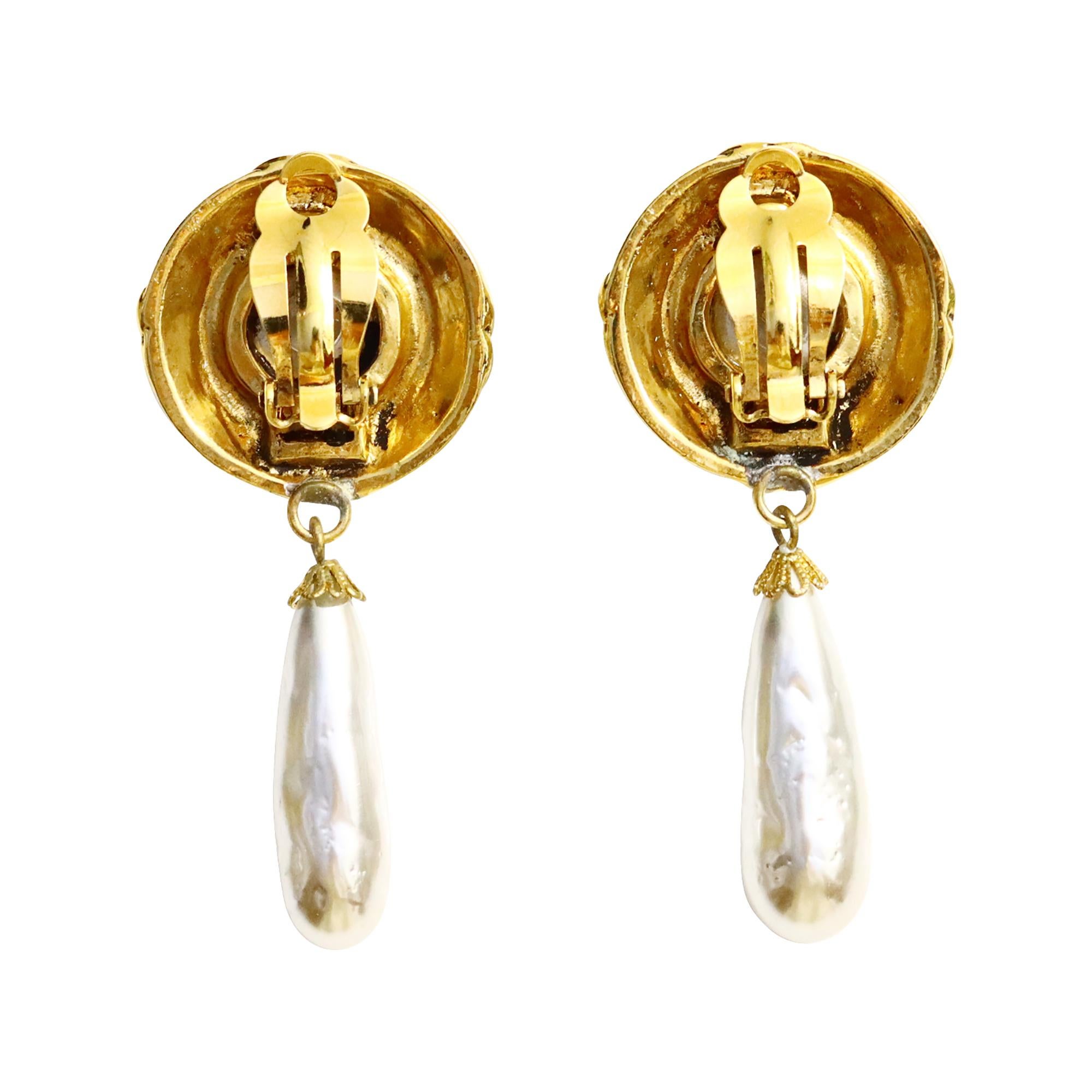 Vintage  Pendientes colgantes franceses de perla de imitación tono dorado gris y marfil Circa años 80 en venta 1