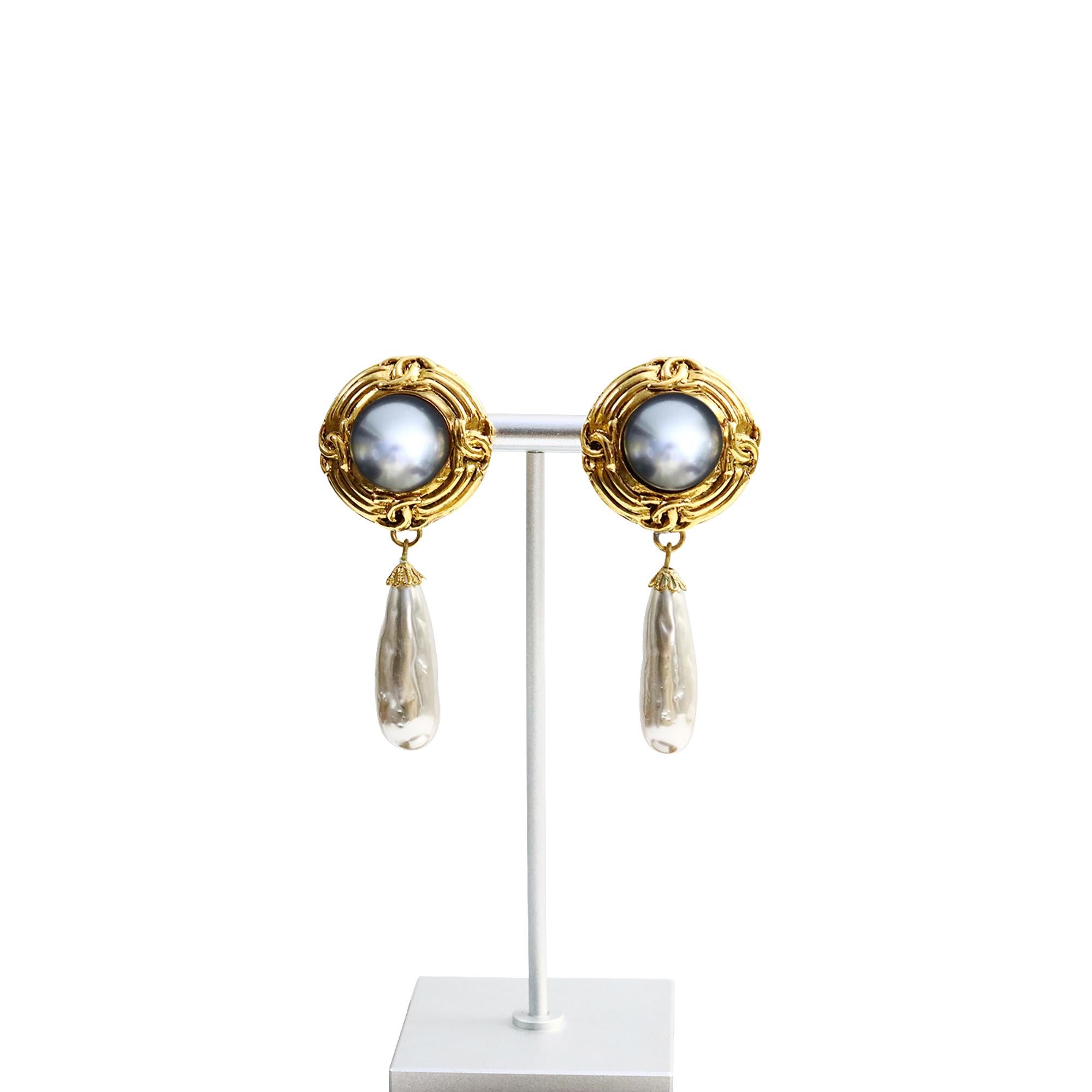 Vintage  Pendientes colgantes franceses de perla de imitación tono dorado gris y marfil Circa años 80 en venta 2