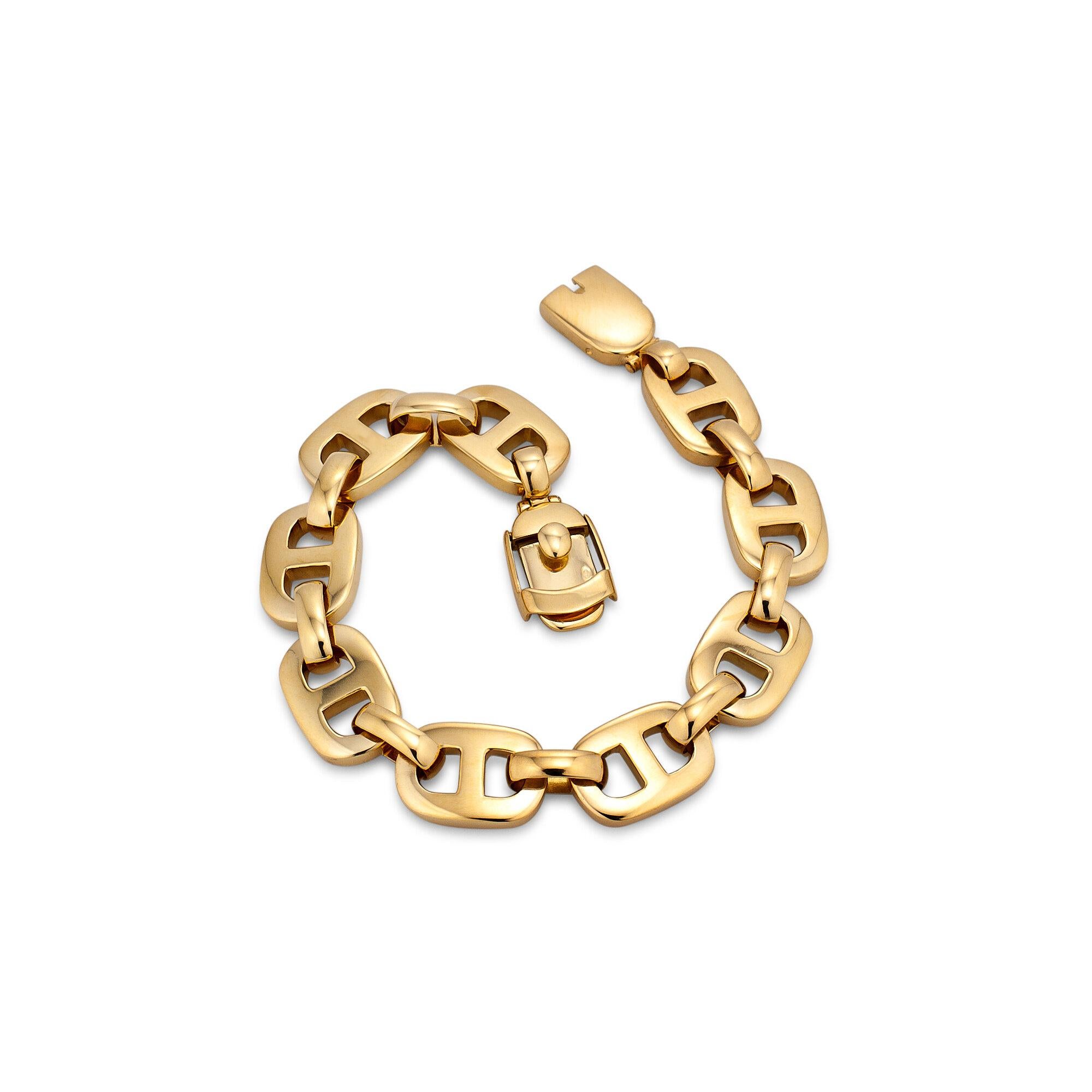 Anchors away!  You will pick up lots of wind and speed when wearing this smooth and sleek anchor link French 18 karat yellow gold vintage bracelet.  Circa 1970.  7