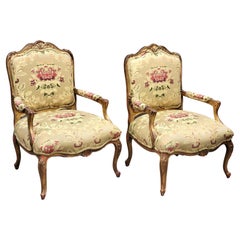 Paire de chaises Bergere à feuilles d'or avec tapisserie en damas.