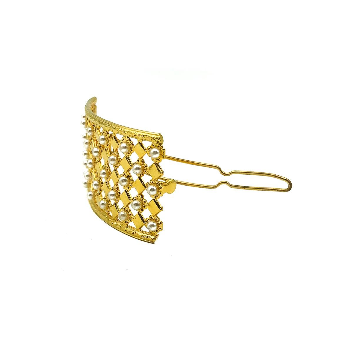 A statement broad Vintage Pearl Hair Barette. Featuring a gold plated metal diamond style lattice curved plaque punctuated with faux pearls. In very good vintage condition. 6cms. An adorable hair ornament. Add a touch of ultra chic style to your