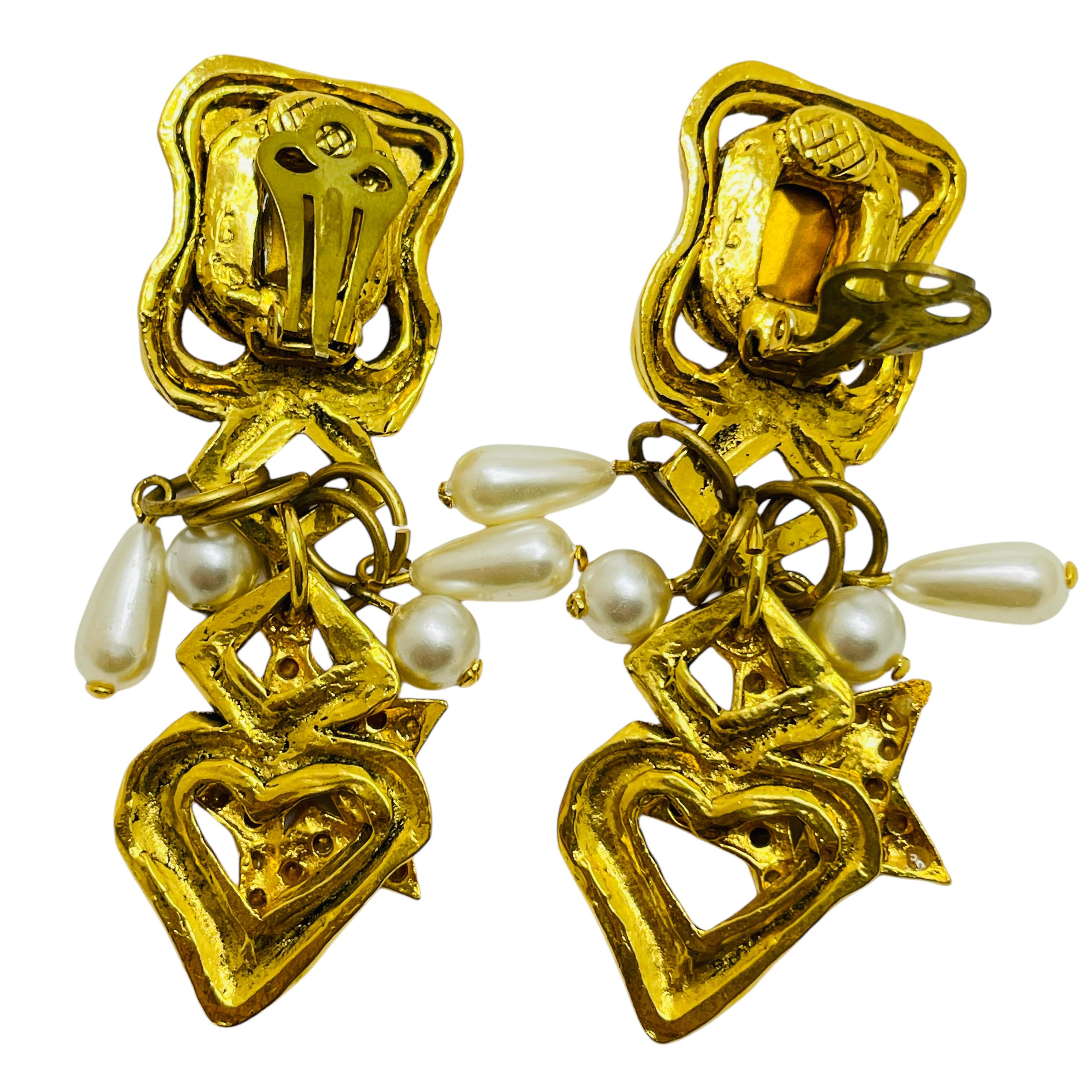 Orecchini a clip d'epoca francesi placcati in oro con perle e cuori pendenti, firmati dalla moda In condizioni buone in vendita a Palos Hills, IL