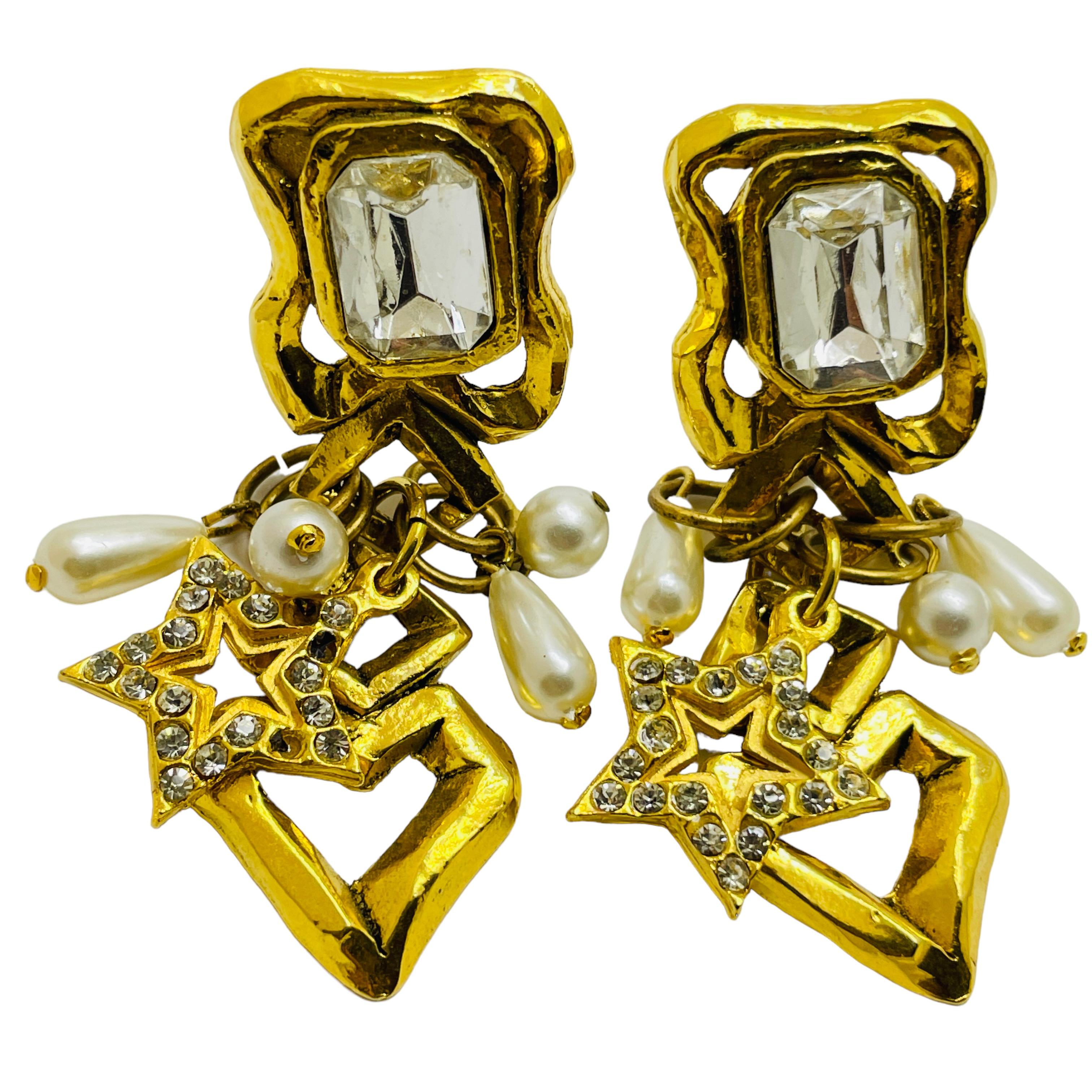 Donna Orecchini a clip d'epoca francesi placcati in oro con perle e cuori pendenti, firmati dalla moda in vendita