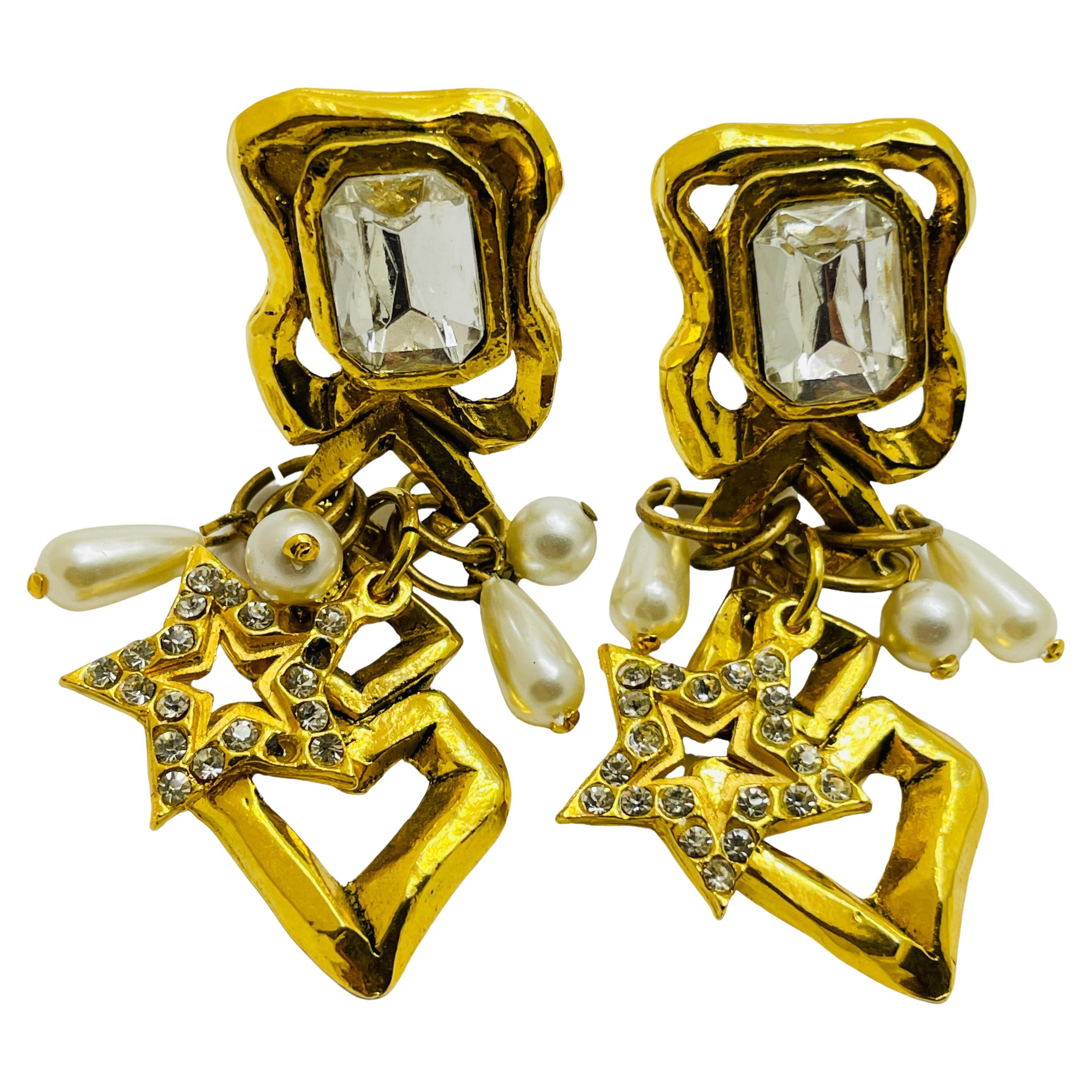 Orecchini a clip d'epoca francesi placcati in oro con perle e cuori pendenti, firmati dalla moda