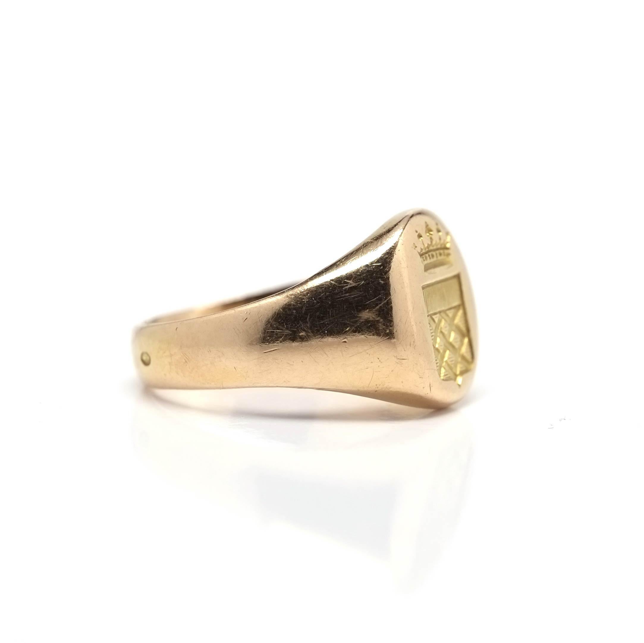 Vintage hand-engraved signet ring in yellow gold, created in France as testified by the owl shaped stamp. Ready to become the protagonist of new stories, its solid structure makes it easily wearable to enrich everyday life with its unrepeatable