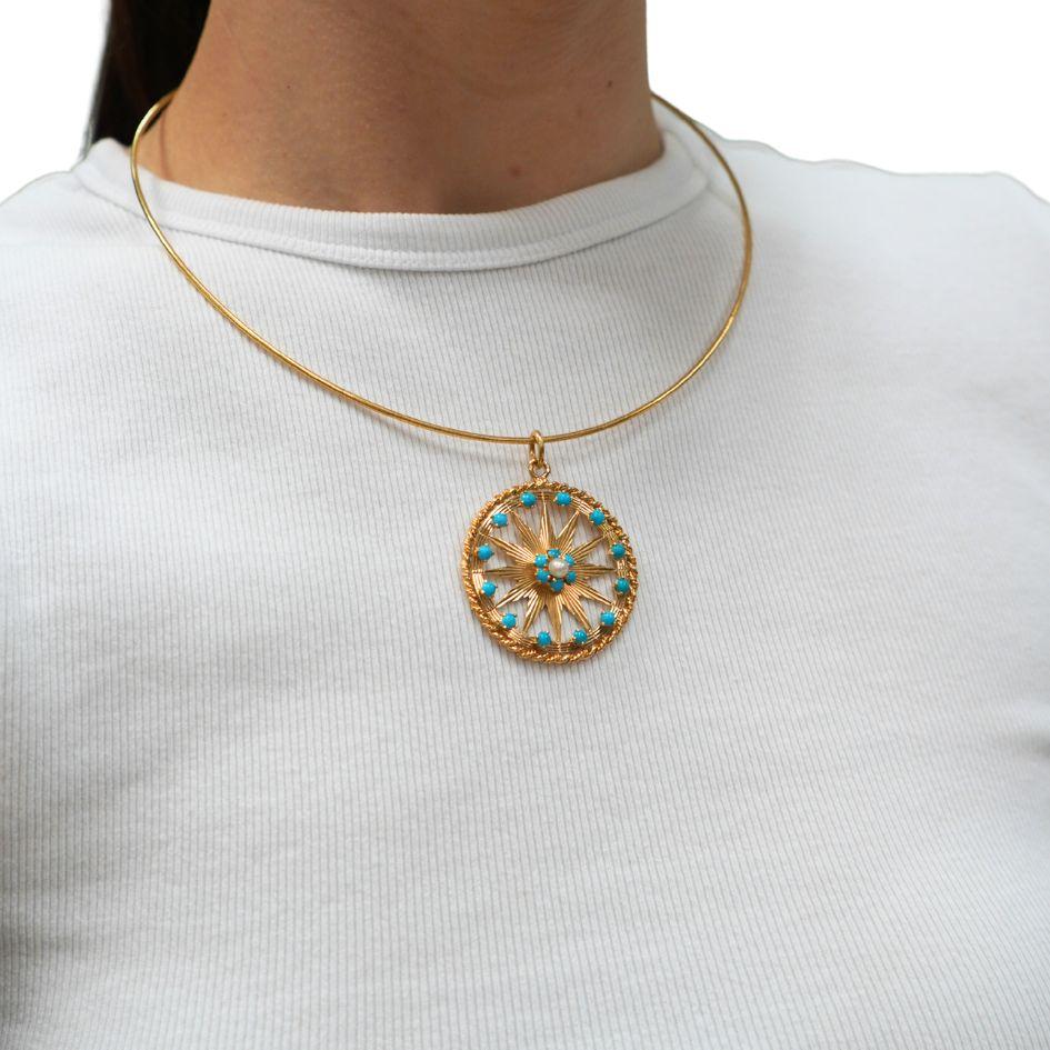 Diese französische Anhänger-Halskette im Vintage-Stil zeigt ein auffälliges Starburst-Medaillon aus 18 Karat Gelbgold mit leuchtenden Türkiscabochons und einer einzelnen Zuchtperle in der Mitte. Der mit der französischen Adlerkopfpunze gestempelte