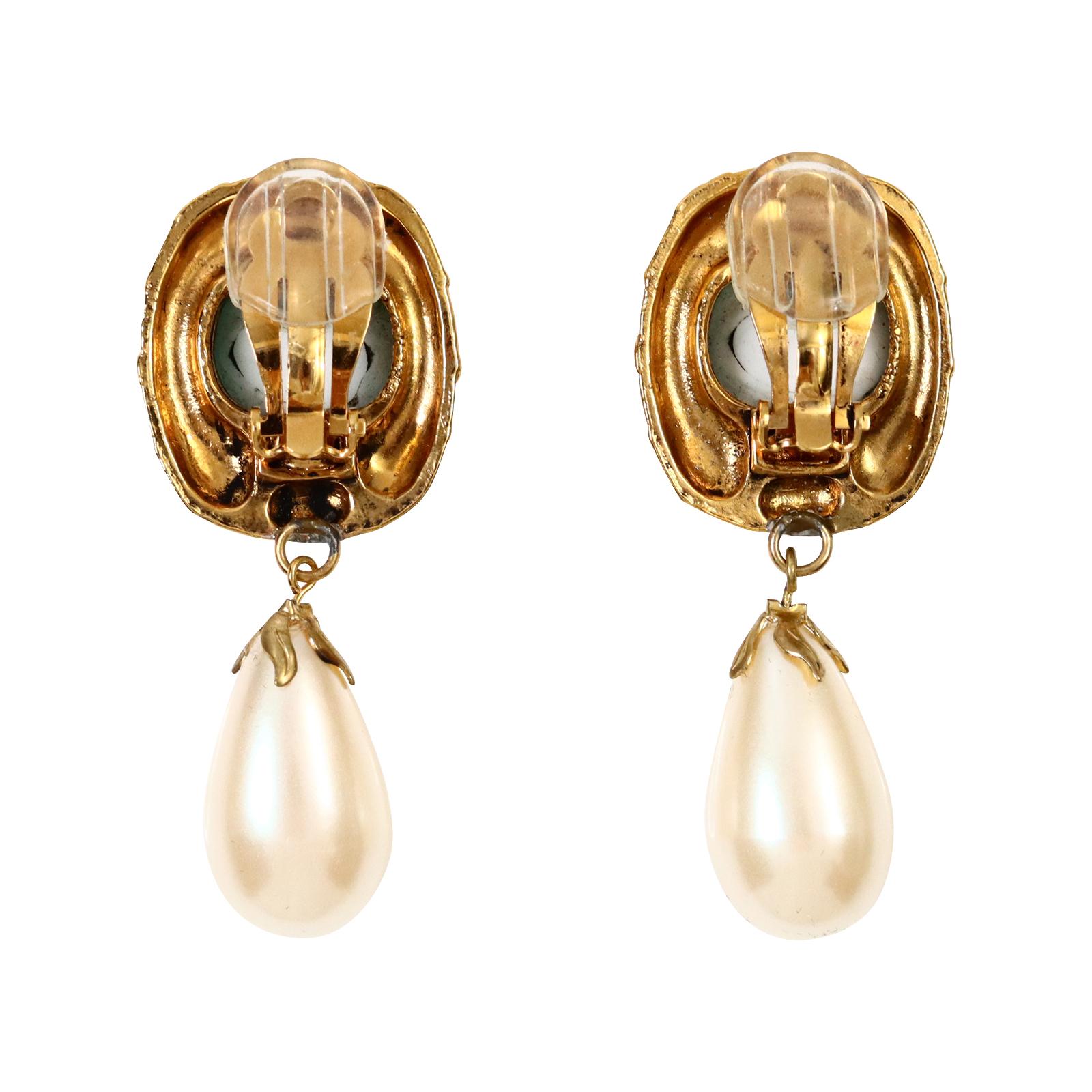 Pendientes vintage franceses de oro con verde y falsa perla colgante Circa años 80 en venta 3