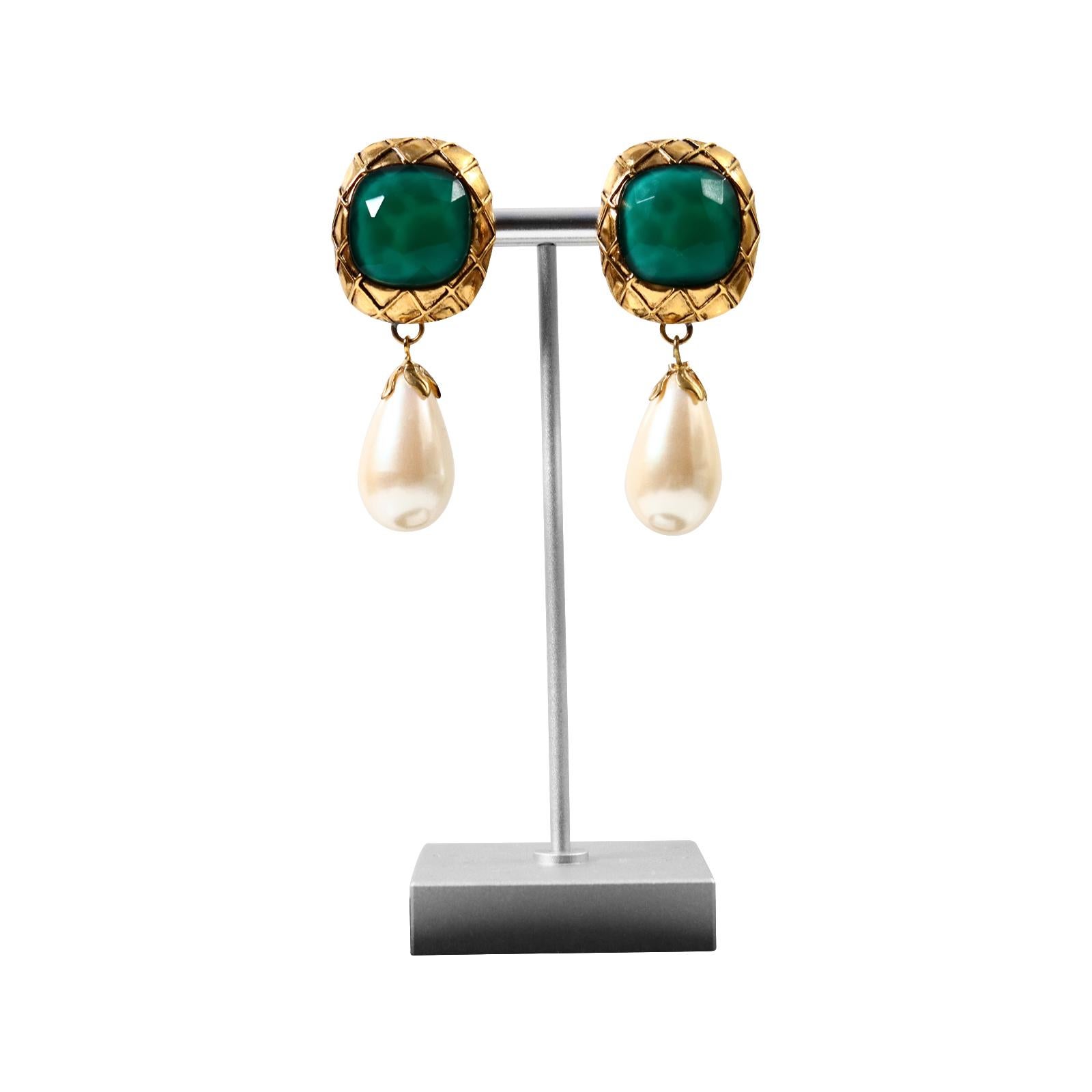 Pendientes vintage franceses de oro con verde y falsa perla colgante Circa años 80 en venta 4