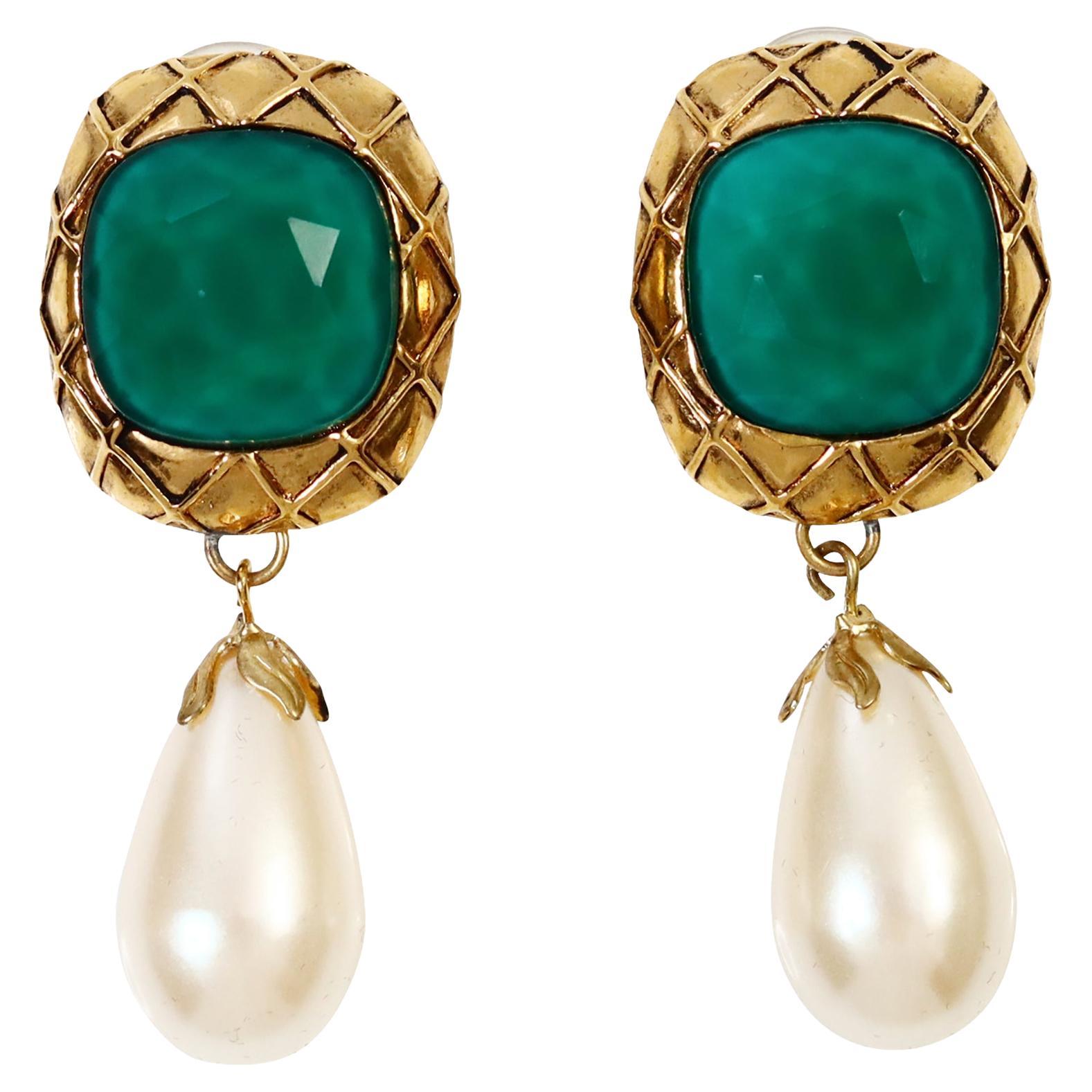 Orecchini d'oro francese vintage con verde e falsi penzoloni Circa 1980