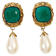 Orecchini d'oro francese vintage con verde e falsi penzoloni Circa 1980