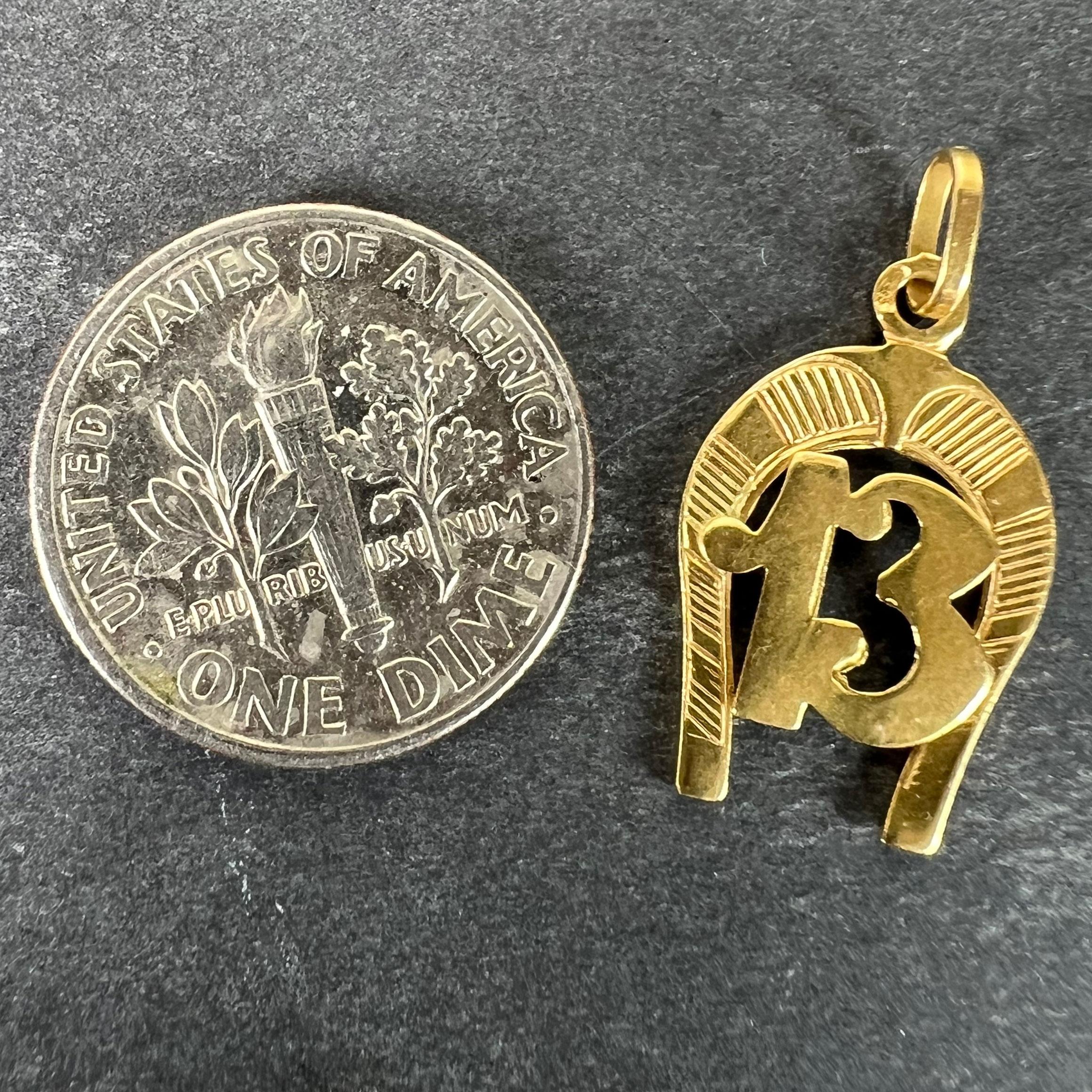 Pendentif porte-bonheur en or jaune 18K - fer à cheval numéro 13 en vente 6