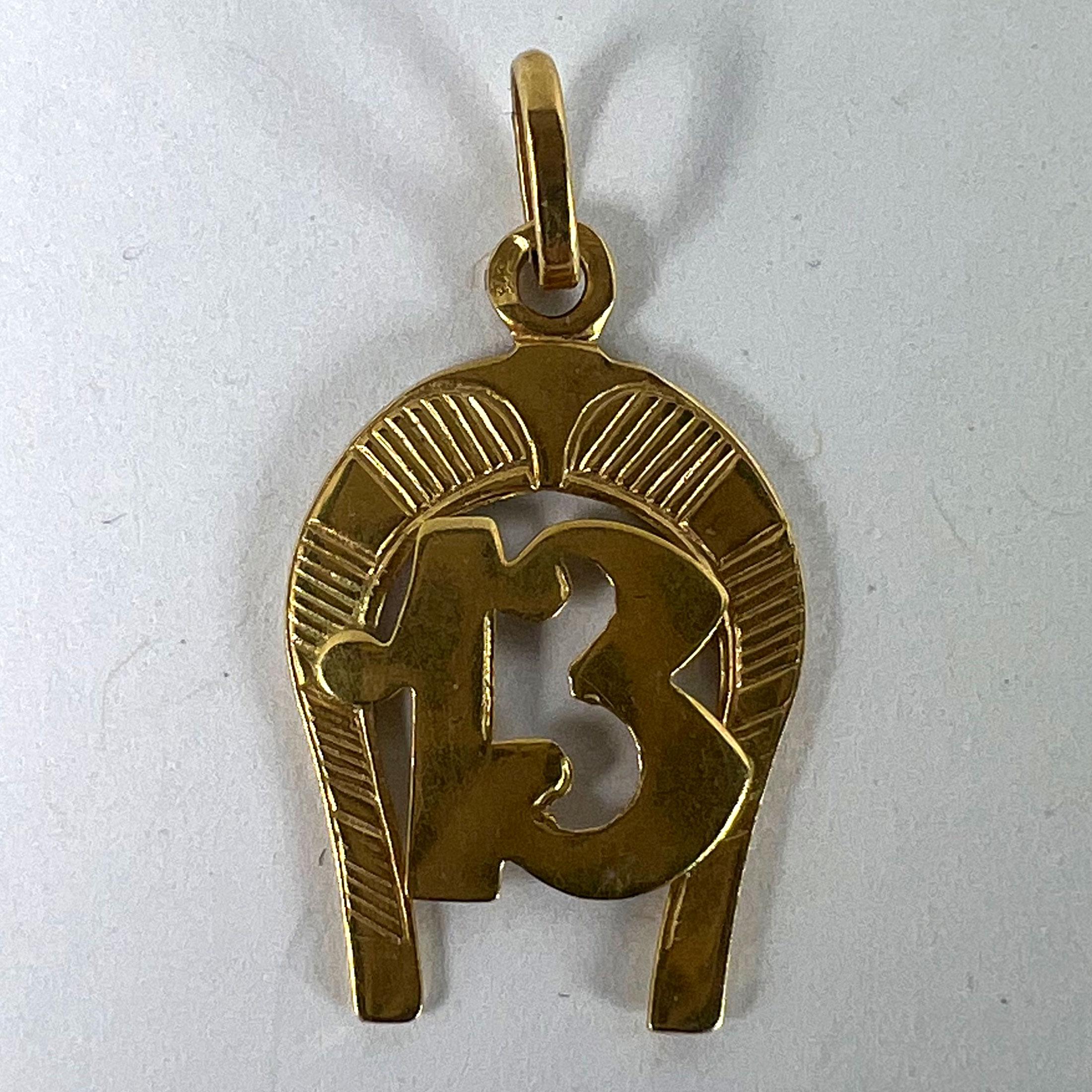Pendentif porte-bonheur en or jaune 18K - fer à cheval numéro 13 en vente 7