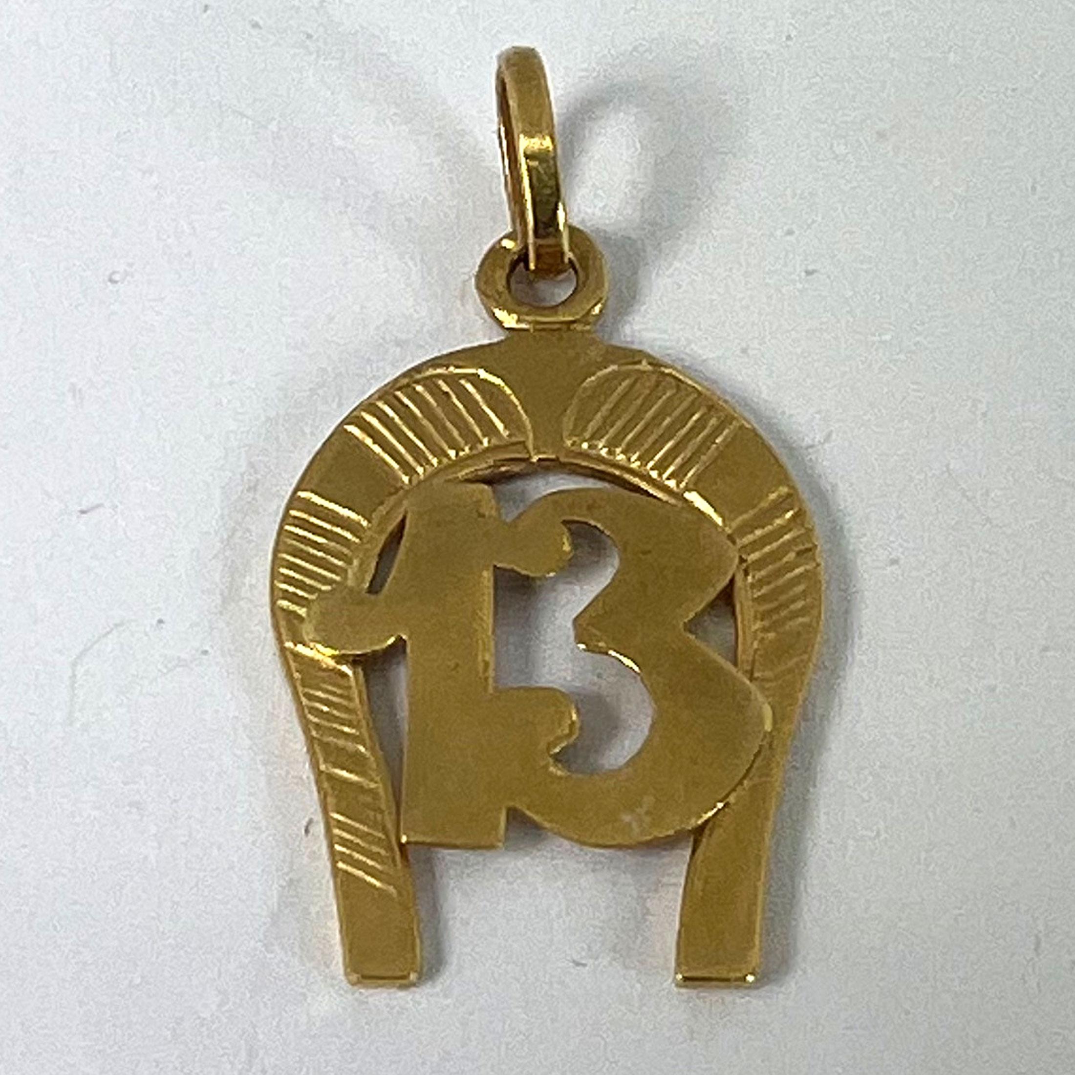 Pendentif porte-bonheur en or jaune 18K - fer à cheval numéro 13 en vente 8