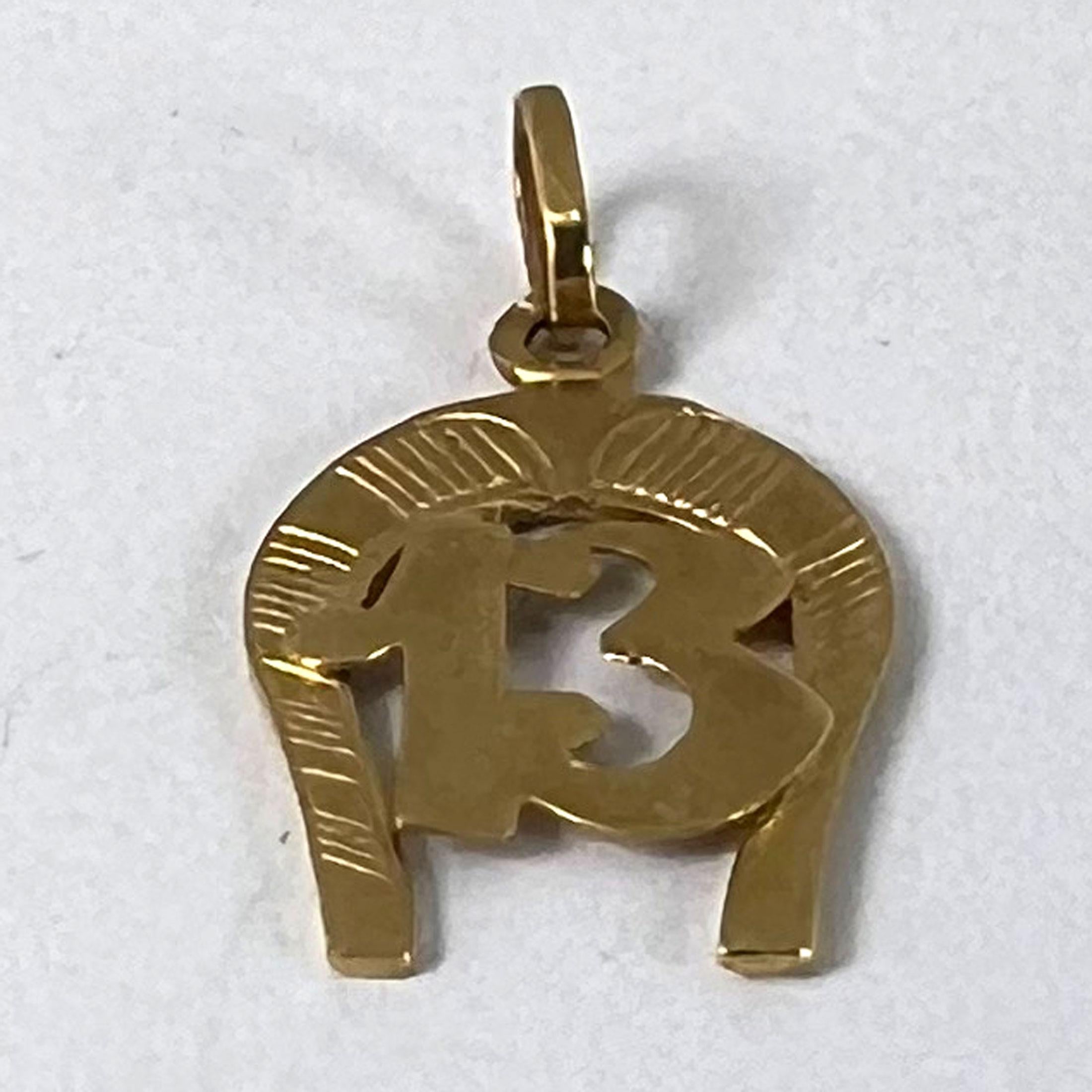 Pendentif porte-bonheur en or jaune 18K - fer à cheval numéro 13 en vente 9