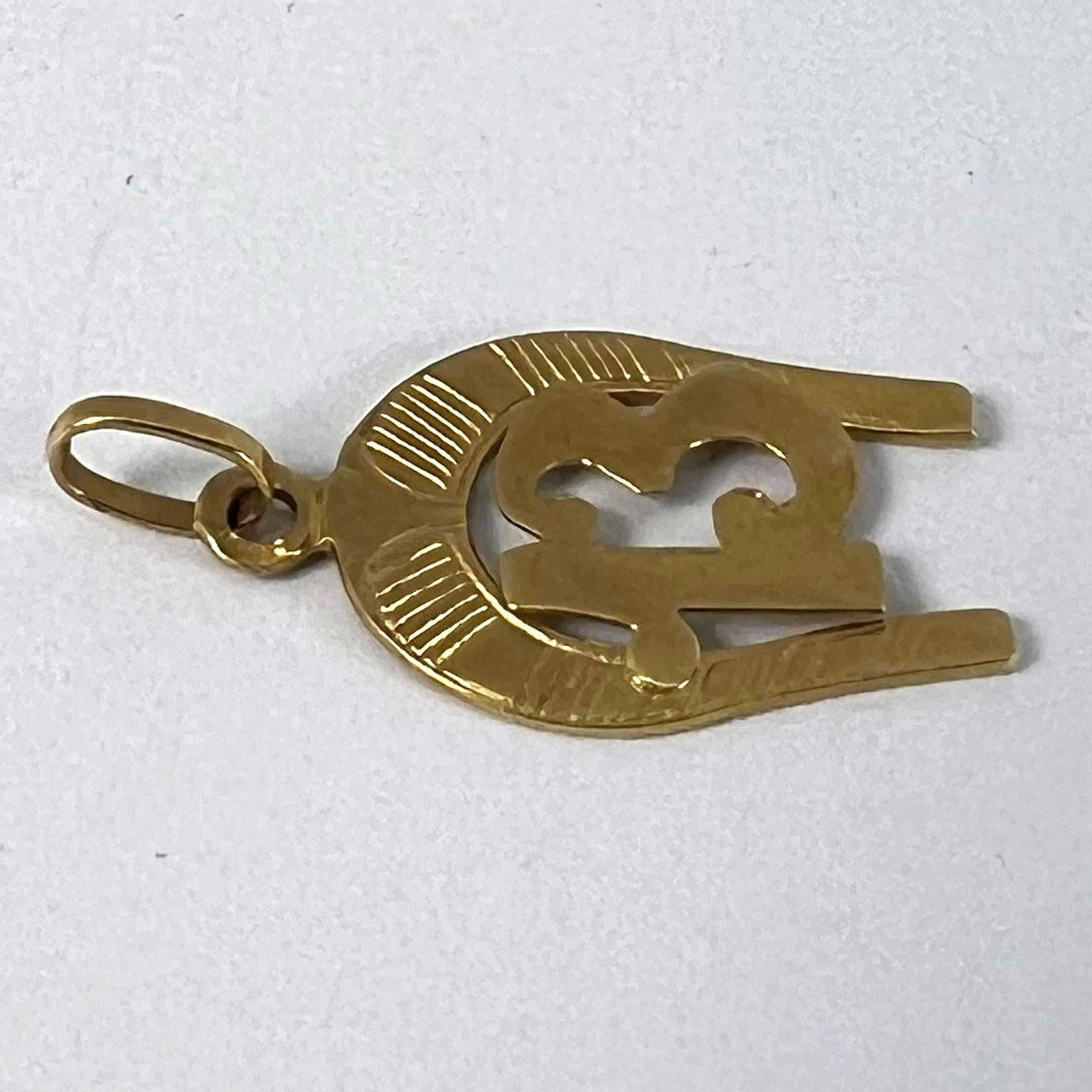 Pendentif porte-bonheur en or jaune 18K - fer à cheval numéro 13 en vente 10