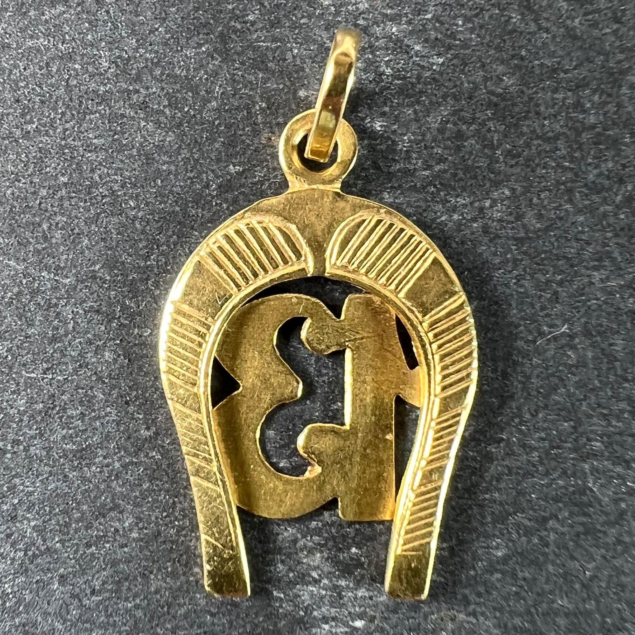 Pendentif porte-bonheur en or jaune 18K - fer à cheval numéro 13 Bon état - En vente à London, GB