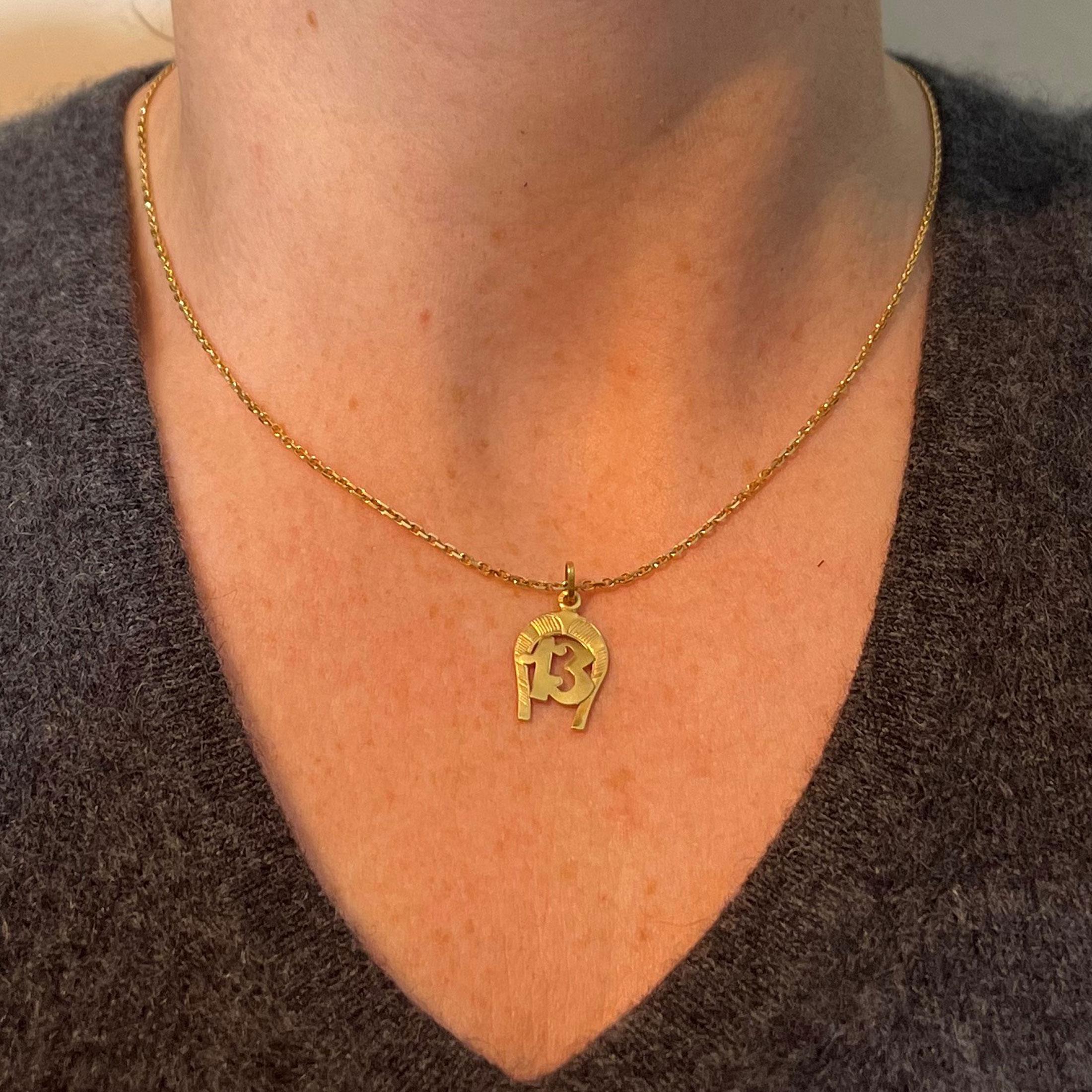 Pendentif porte-bonheur en or jaune 18K - fer à cheval numéro 13 Unisexe en vente