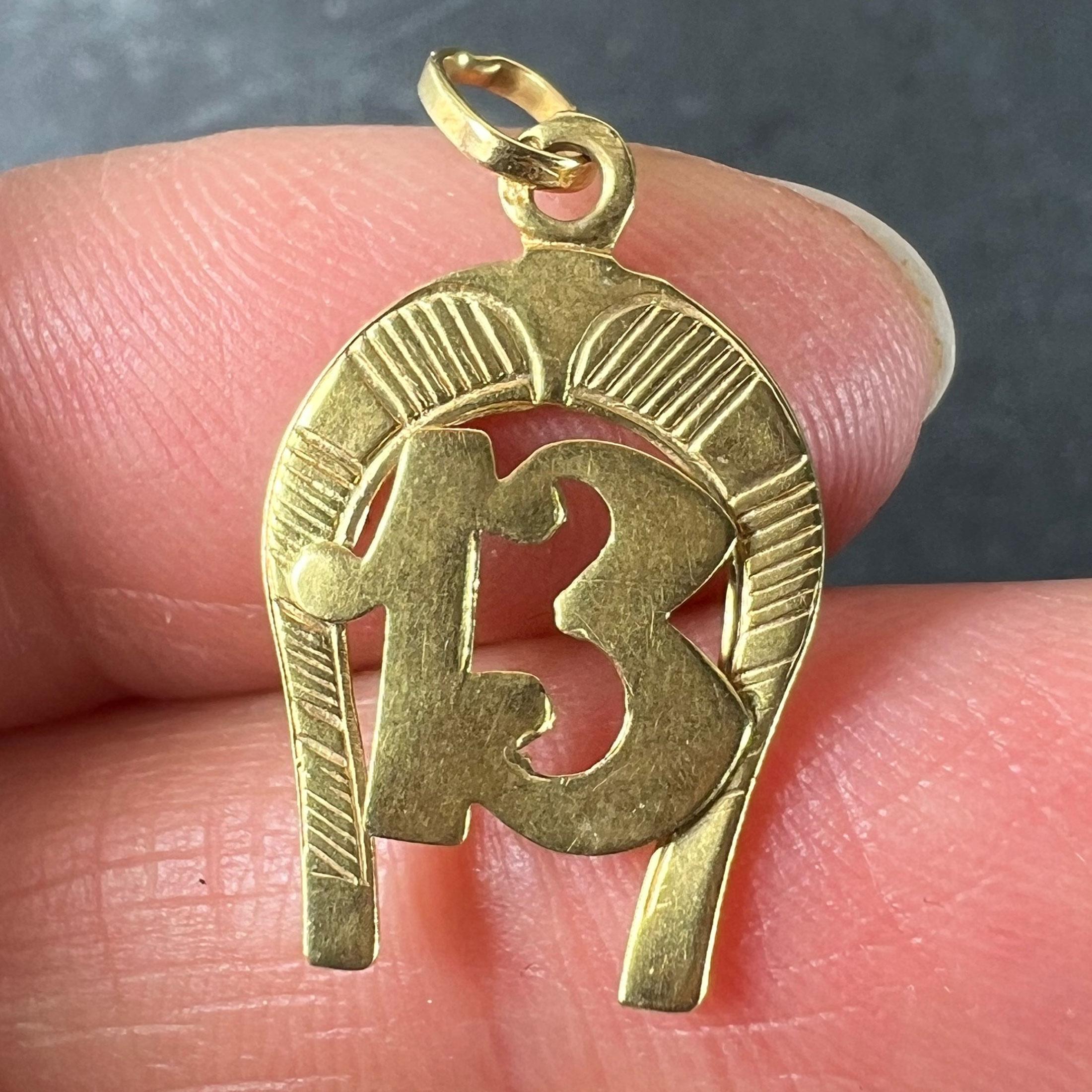 Pendentif porte-bonheur en or jaune 18K - fer à cheval numéro 13 en vente 1