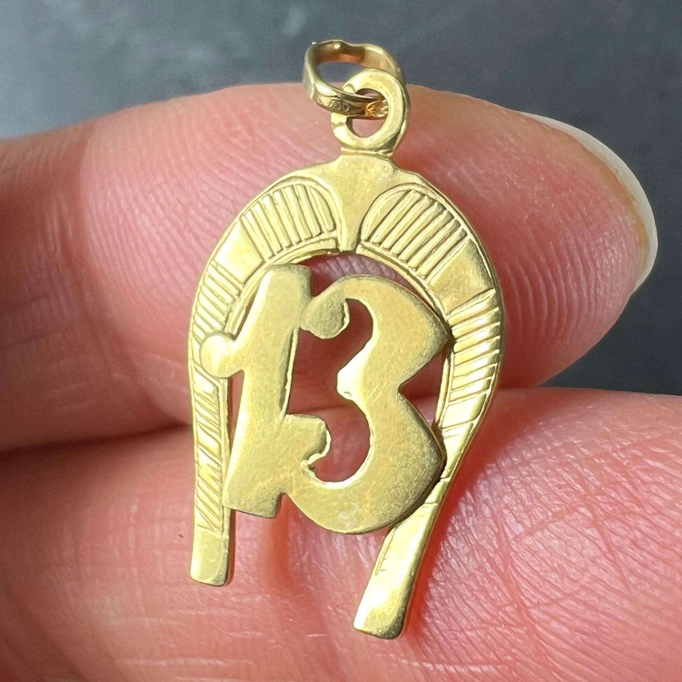 Pendentif porte-bonheur en or jaune 18K - fer à cheval numéro 13 en vente 2