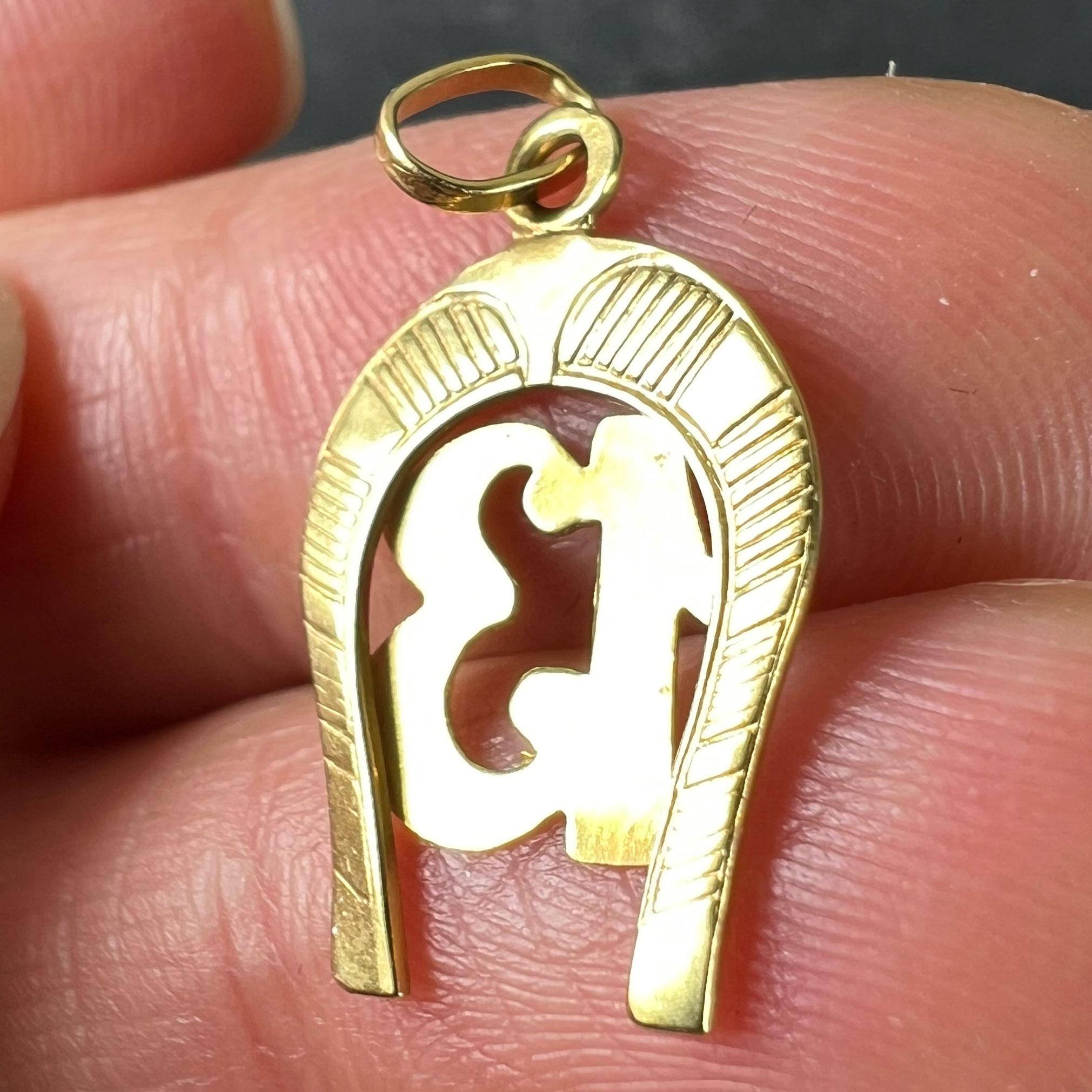 Pendentif porte-bonheur en or jaune 18K - fer à cheval numéro 13 en vente 4