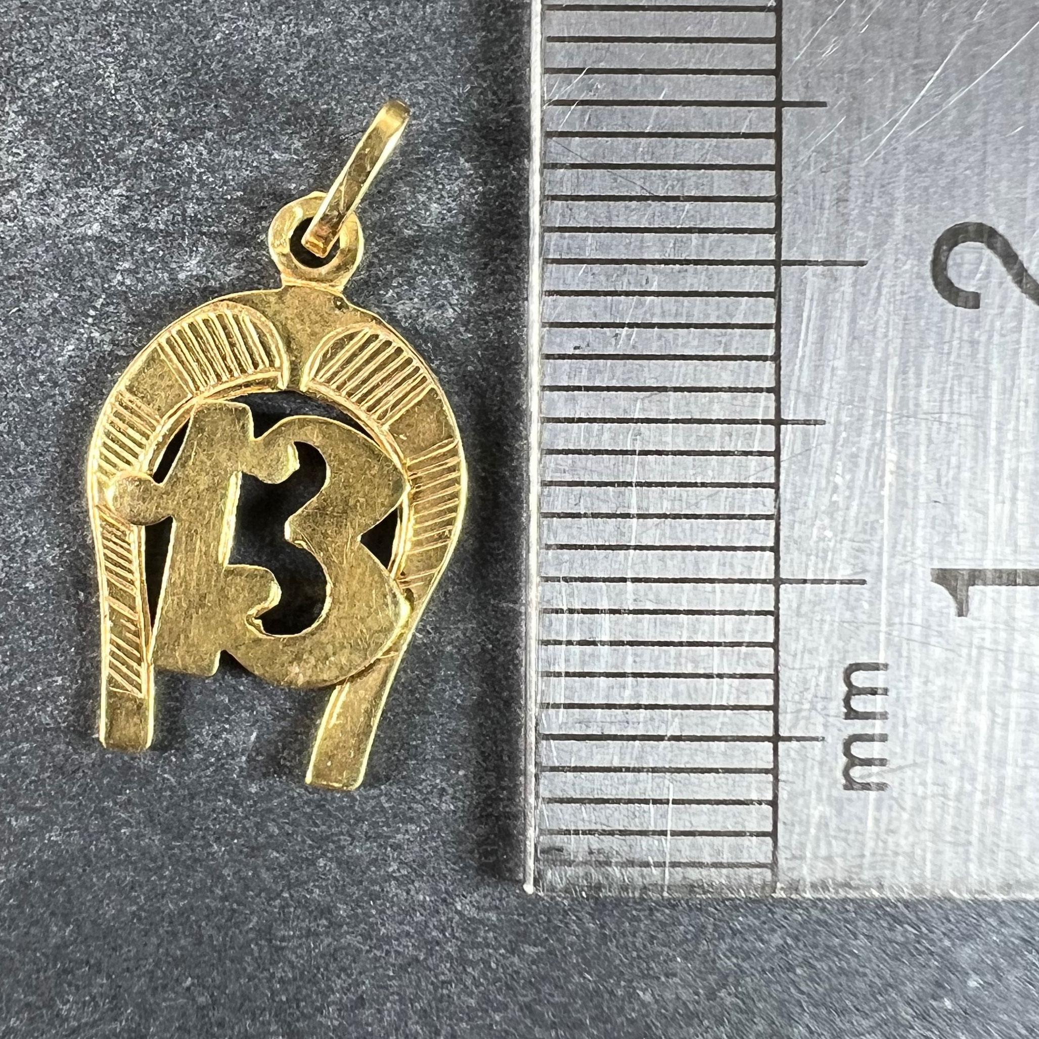 Pendentif porte-bonheur en or jaune 18K - fer à cheval numéro 13 en vente 5