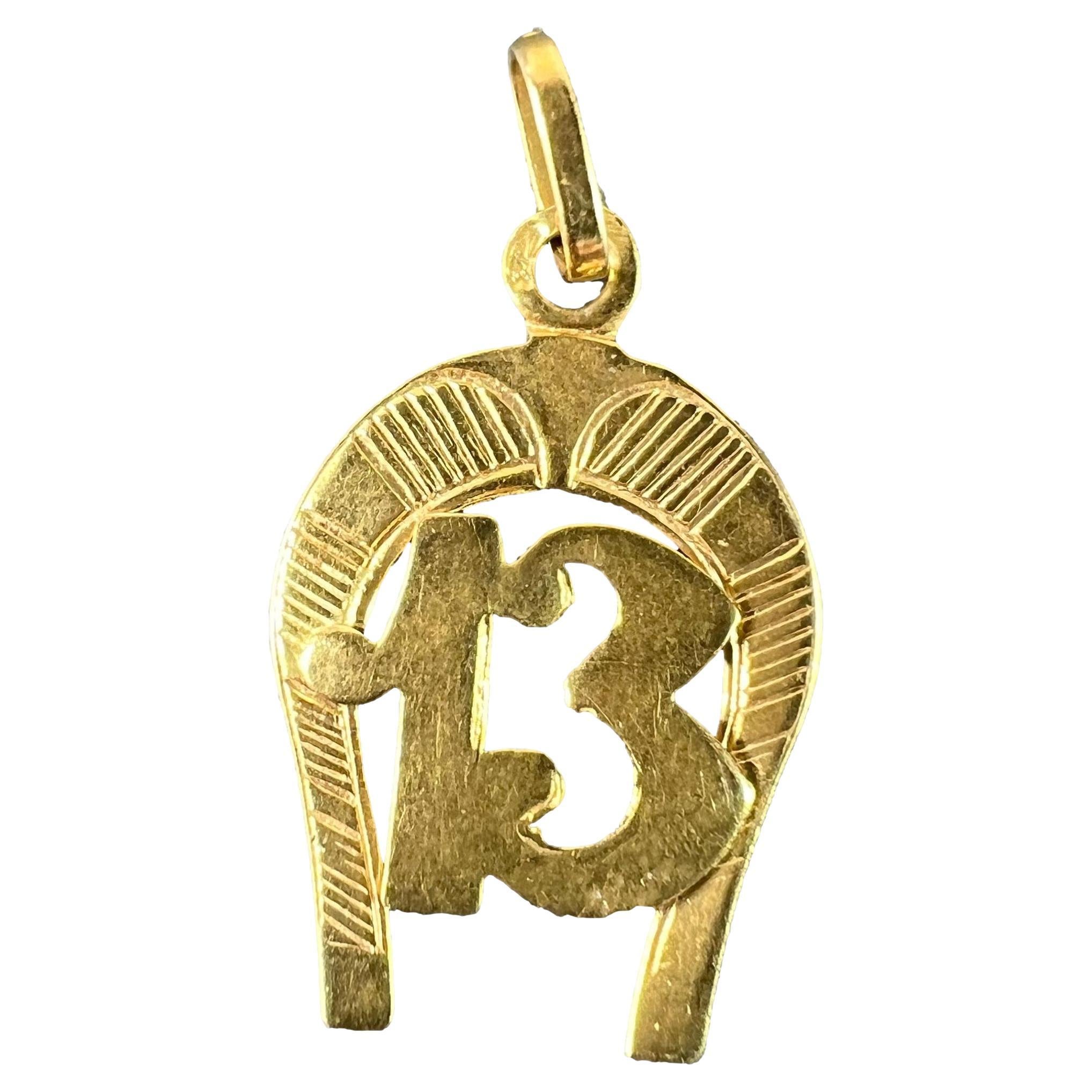 Ciondolo portafortuna d
epoca francese a ferro di cavallo numero 13 in oro giallo 18 carati