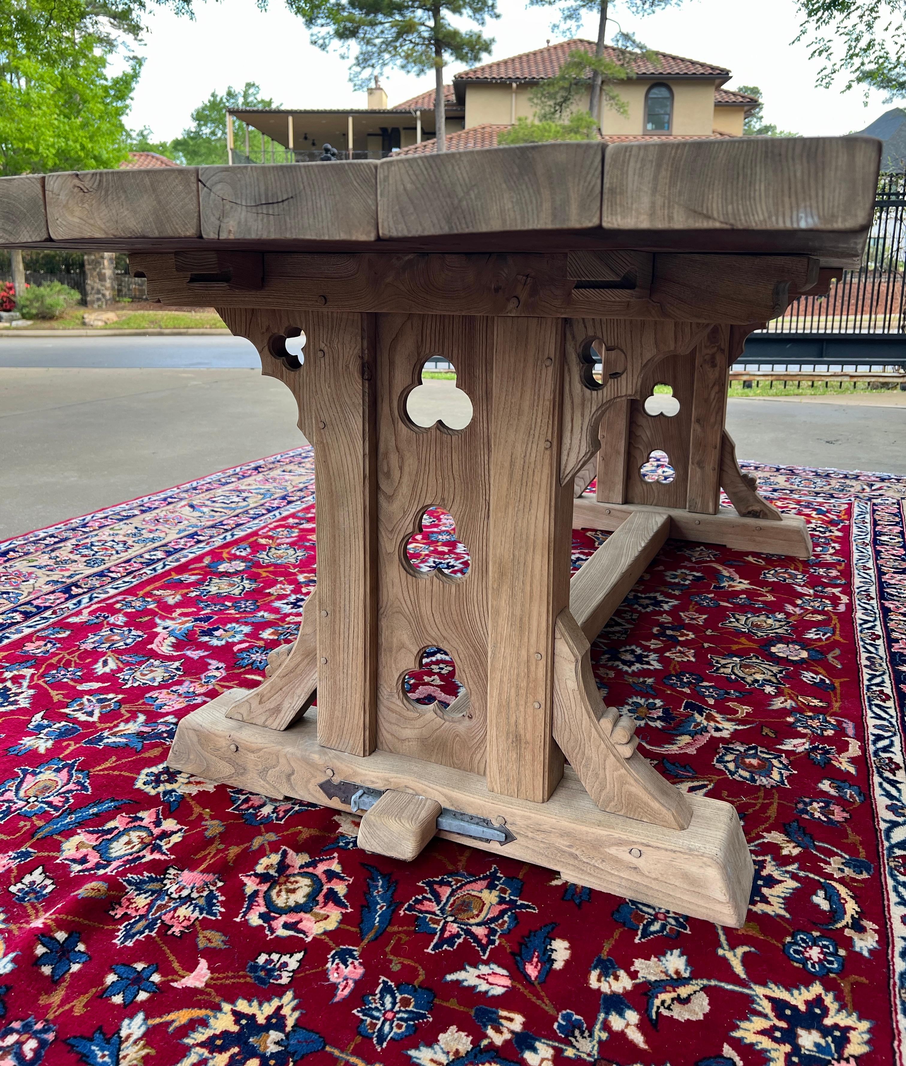 Table gothique française vintage table de salle à manger table de bureau à tréteaux en chêne blanchi/orme en vente 10