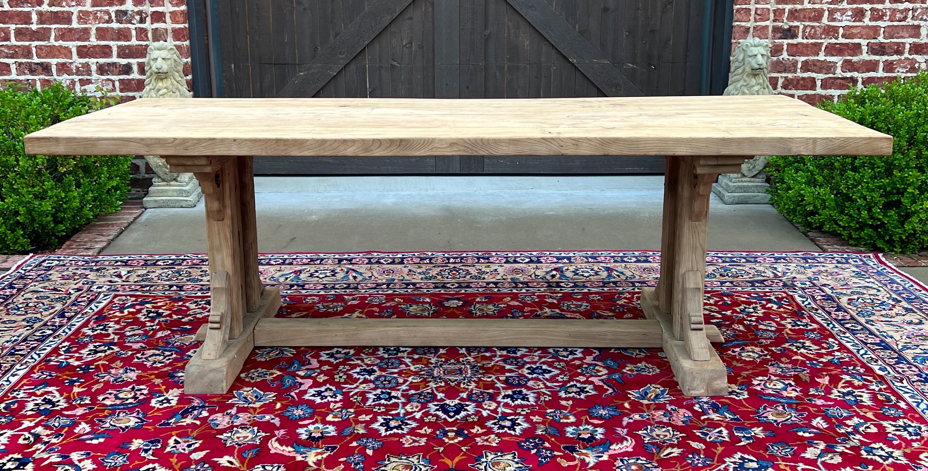 Gothique Table gothique française vintage table de salle à manger table de bureau à tréteaux en chêne blanchi/orme en vente