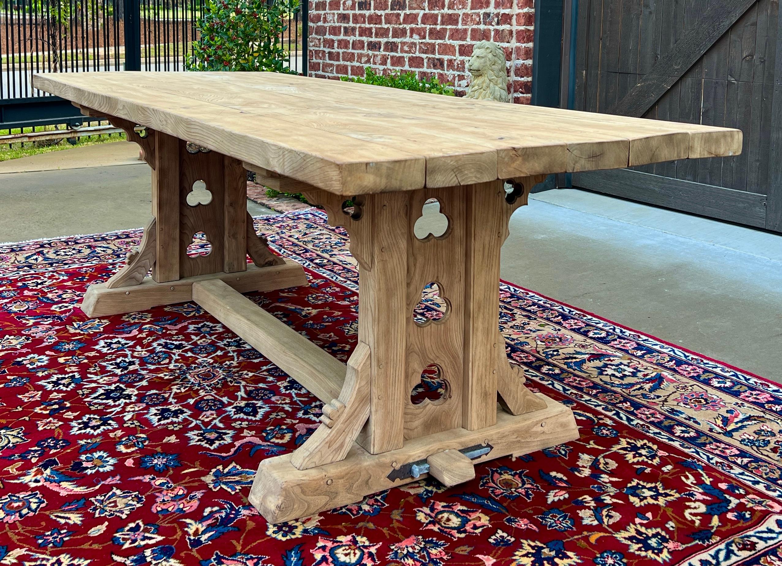 Blanchi Table gothique française vintage table de salle à manger table de bureau à tréteaux en chêne blanchi/orme en vente