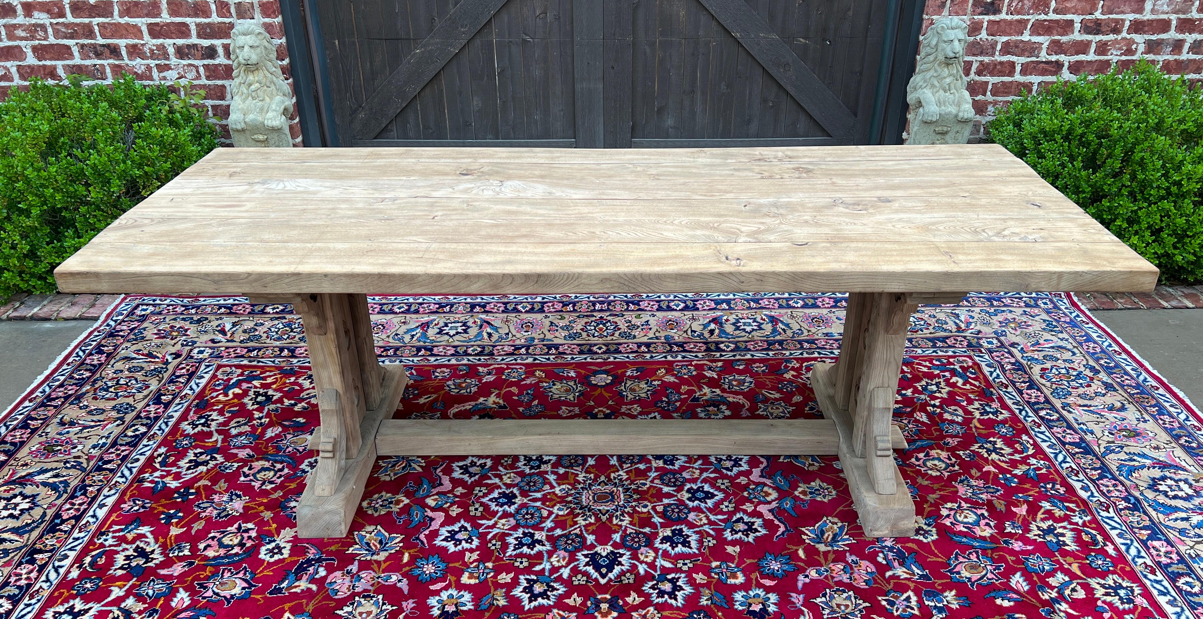 Chêne Table gothique française vintage table de salle à manger table de bureau à tréteaux en chêne blanchi/orme en vente