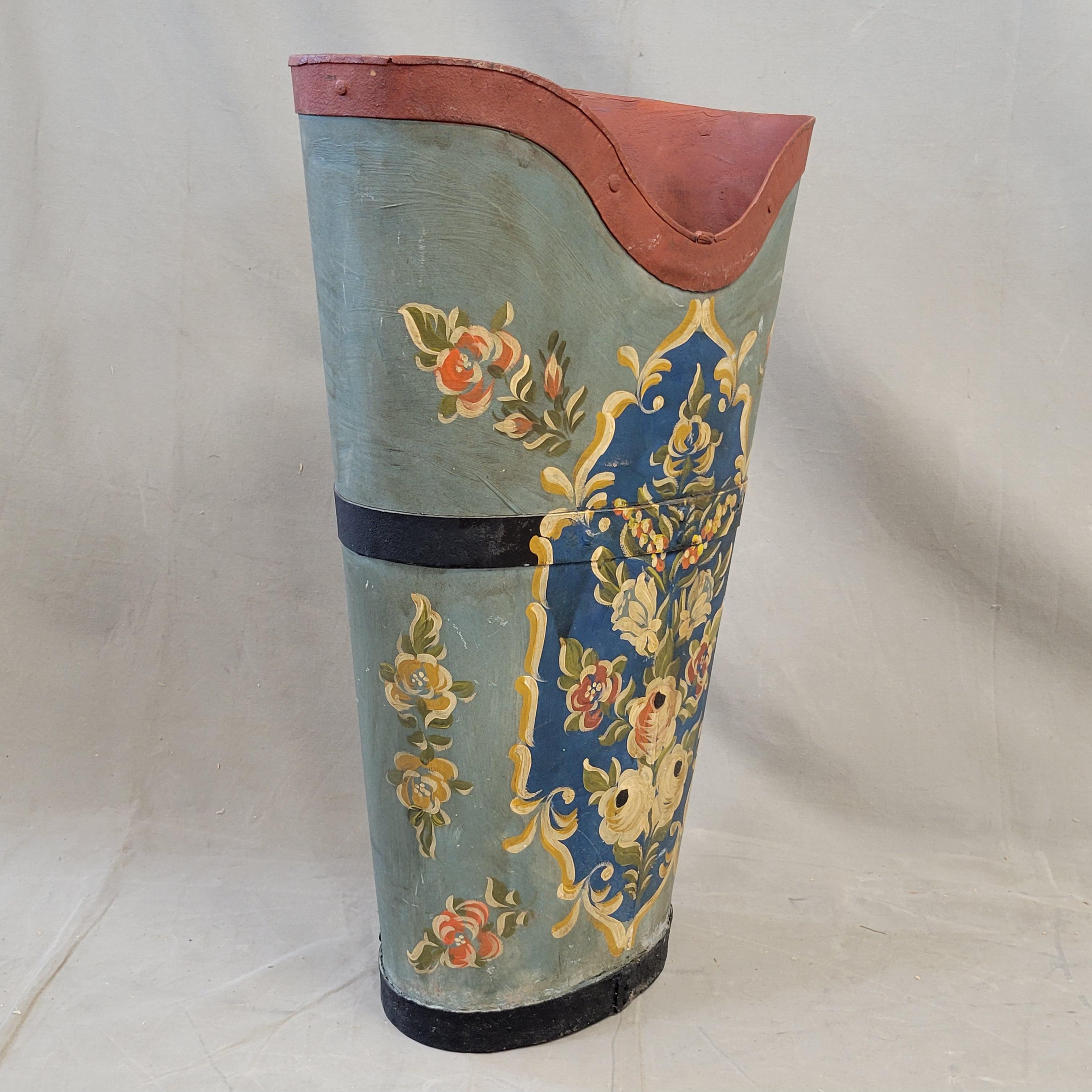 Provincial français Seau de récolte français vintage avec décoration en tôle en vente