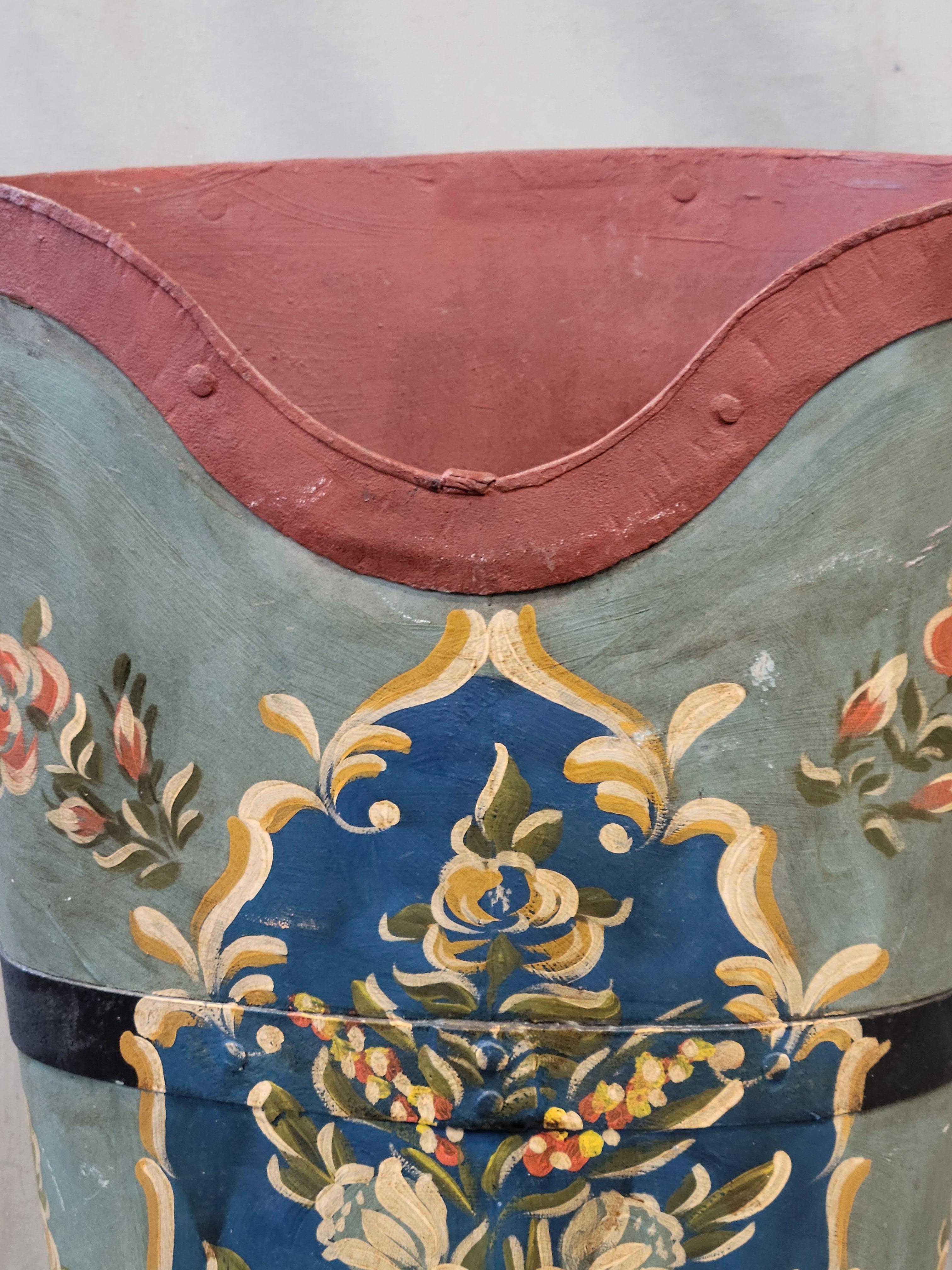 Français Seau de récolte français vintage avec décoration en tôle en vente