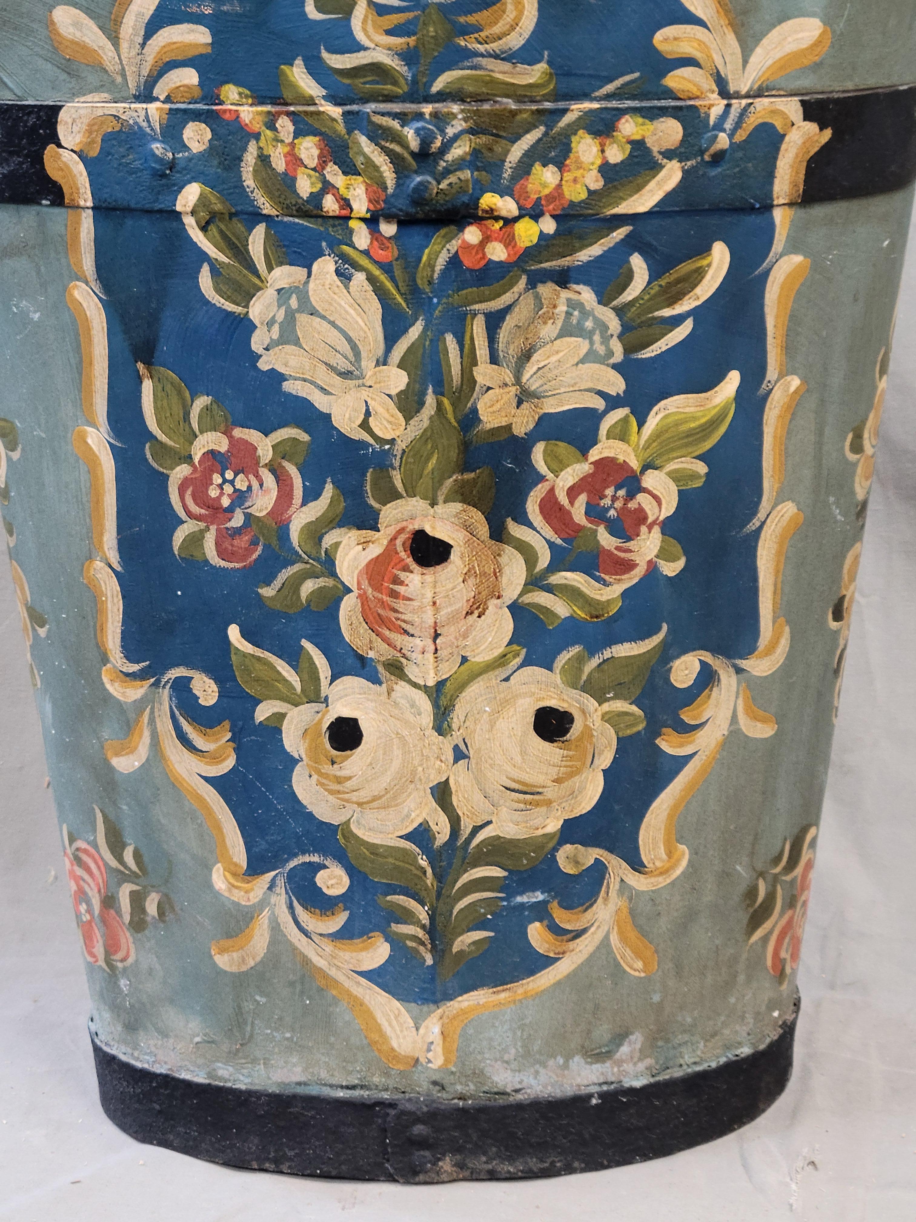 Peint à la main Seau de récolte français vintage avec décoration en tôle en vente