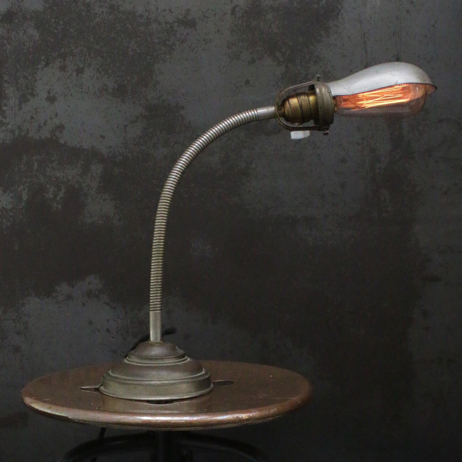 Lampada da tavolo e da parete a collo d'oca in metallo.
Braccio flessibile a collo d'oca con paralume in metallo.
Base in ottone. Cavo e spina in cotone nero.
Inoltre, è disponibile con spina USA/UK

Diametro base 13,5 cm

Larghezza paralume 9