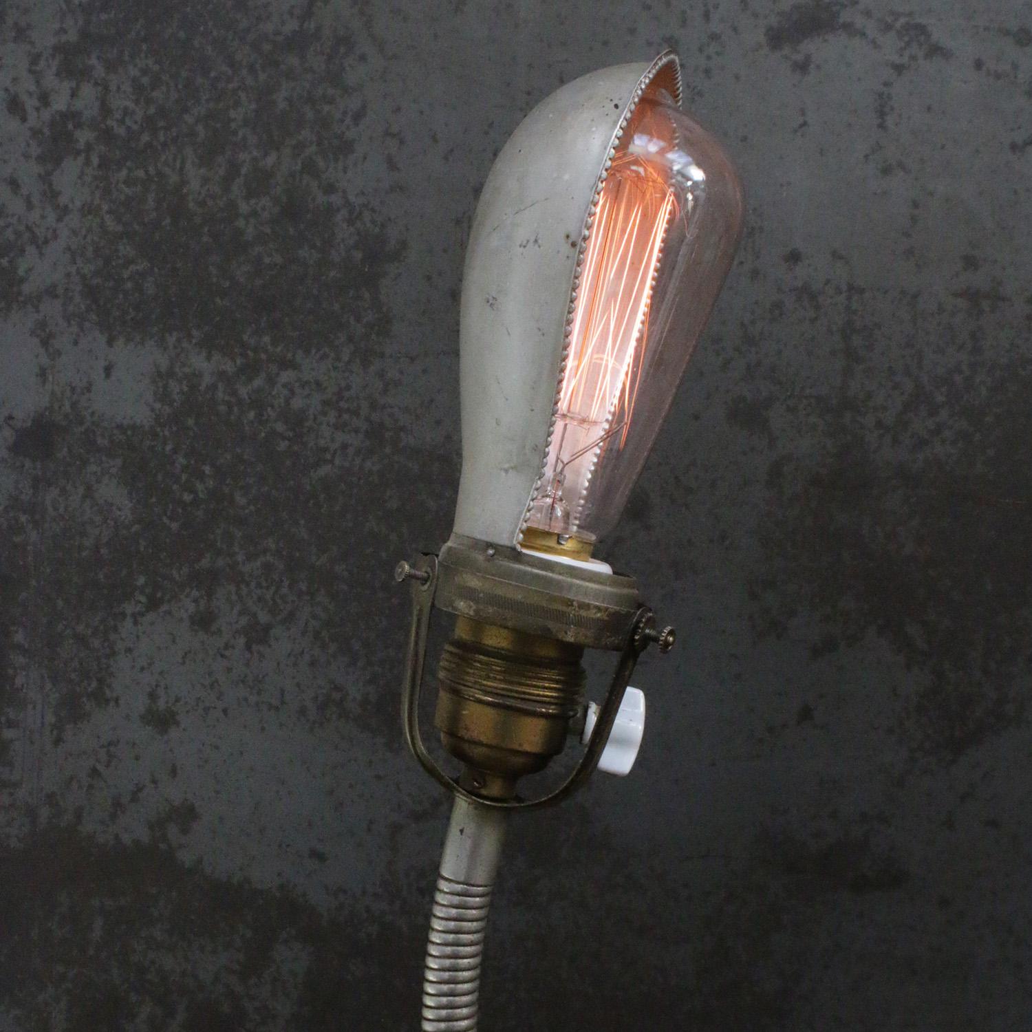Industriale Lampada da tavolo d'epoca francese in metallo grigio e ottone in vendita