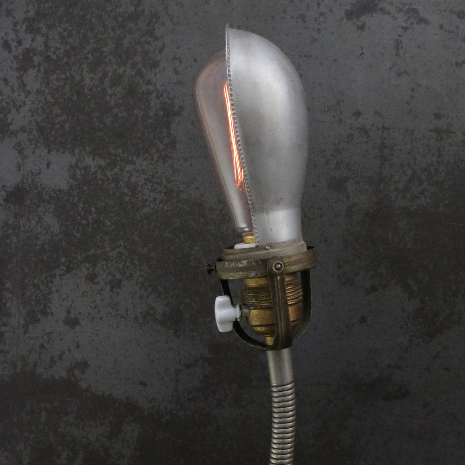 Americano Lampada da tavolo d'epoca francese in metallo grigio e ottone in vendita
