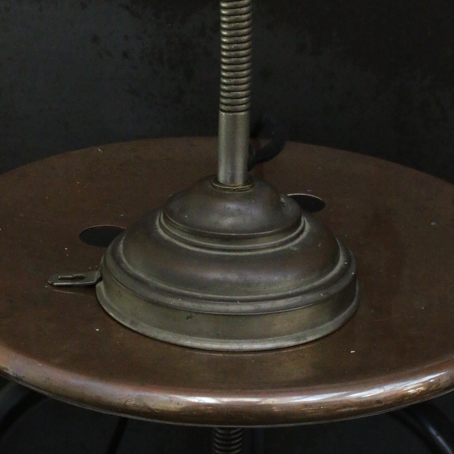 Calco Lampada da tavolo d'epoca francese in metallo grigio e ottone in vendita