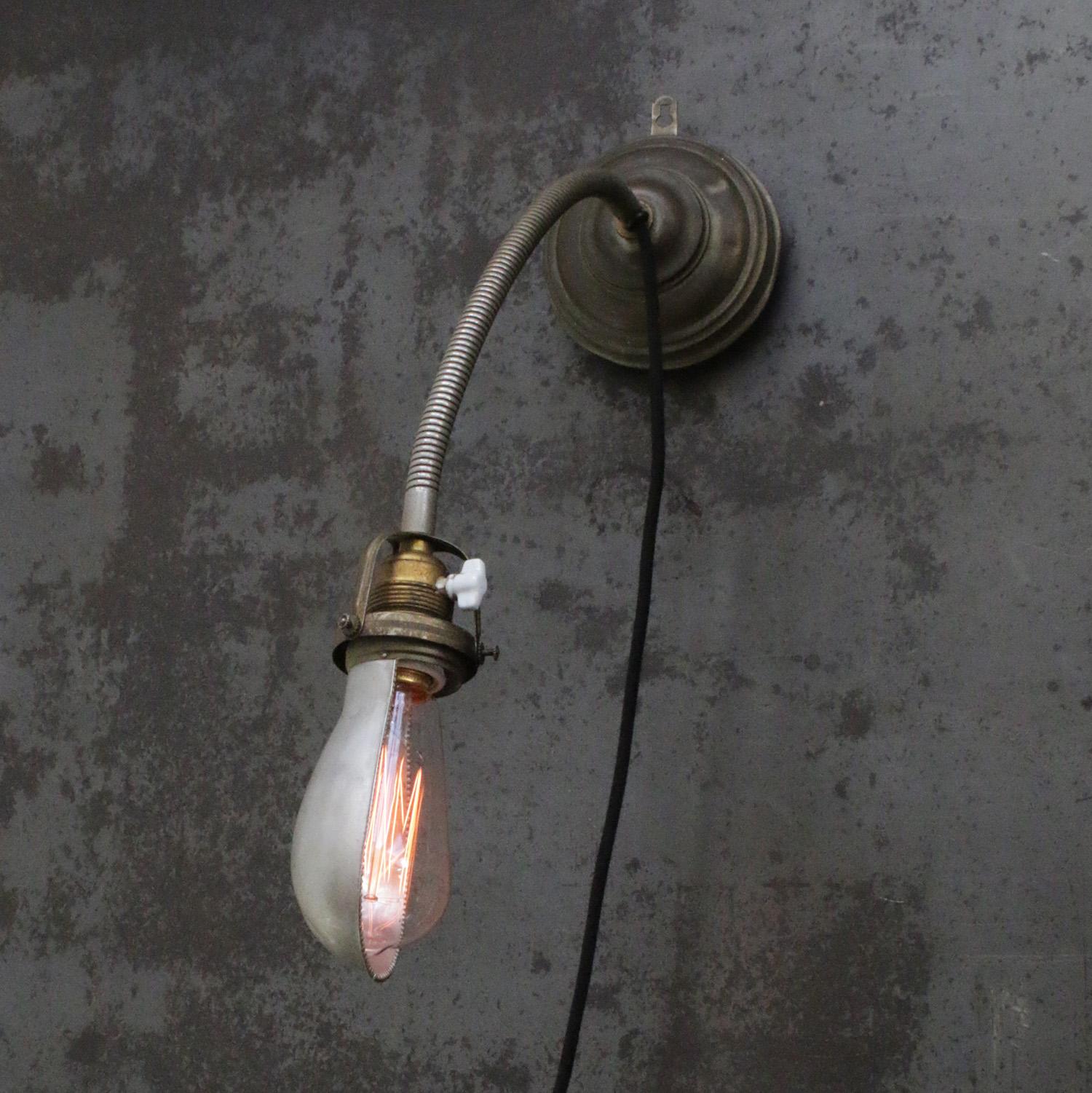 Lampada da tavolo d'epoca francese in metallo grigio e ottone In condizioni buone in vendita a Amsterdam, NL