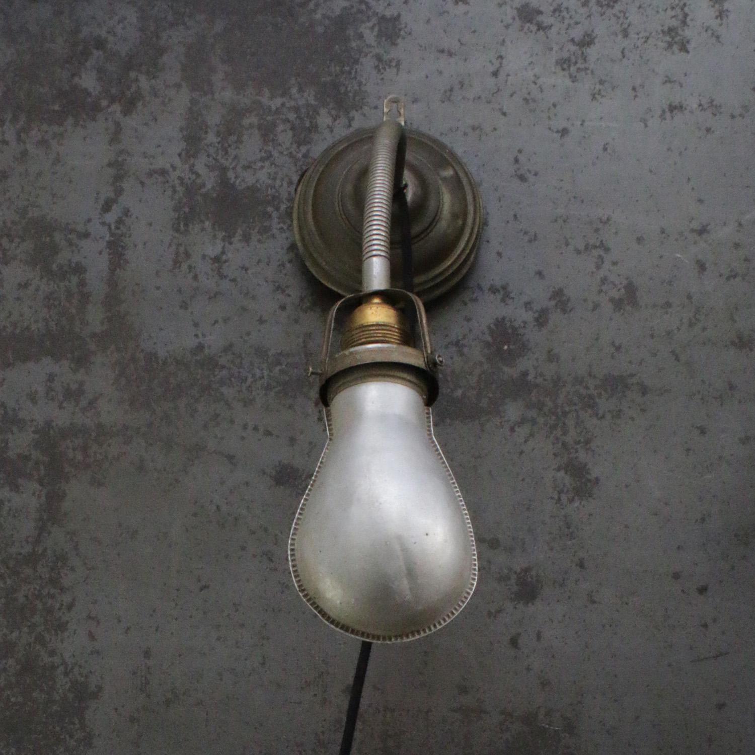 XX secolo Lampada da tavolo d'epoca francese in metallo grigio e ottone in vendita