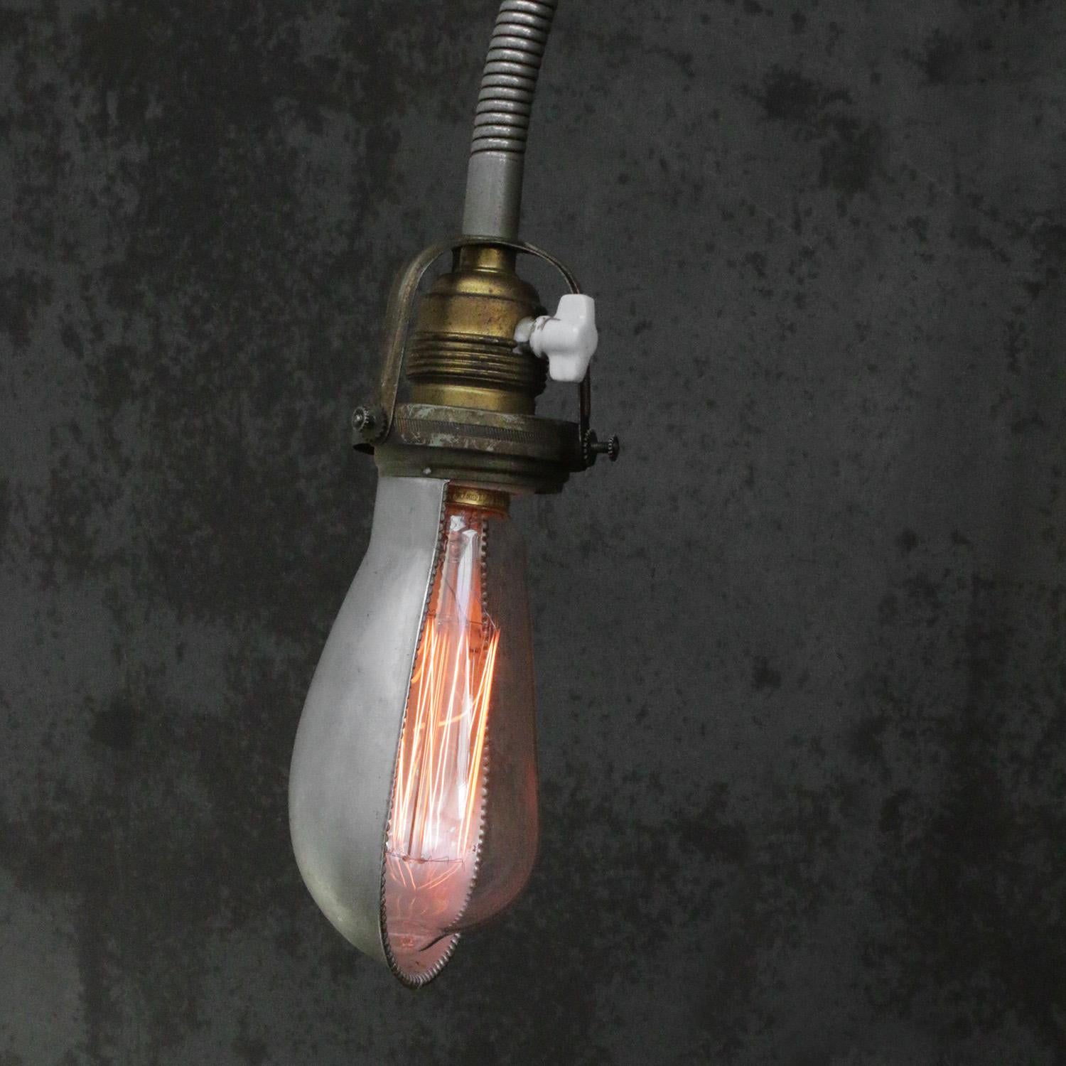 Lampada da tavolo d'epoca francese in metallo grigio e ottone in vendita 1