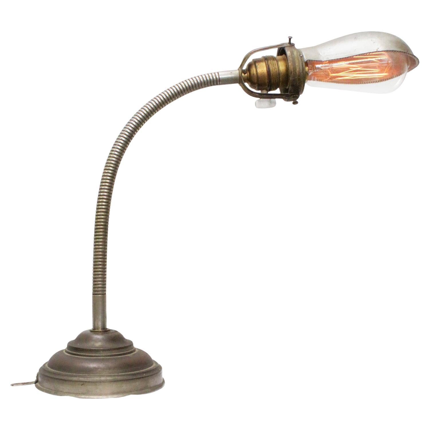Lampada da tavolo d'epoca francese in metallo grigio e ottone in vendita