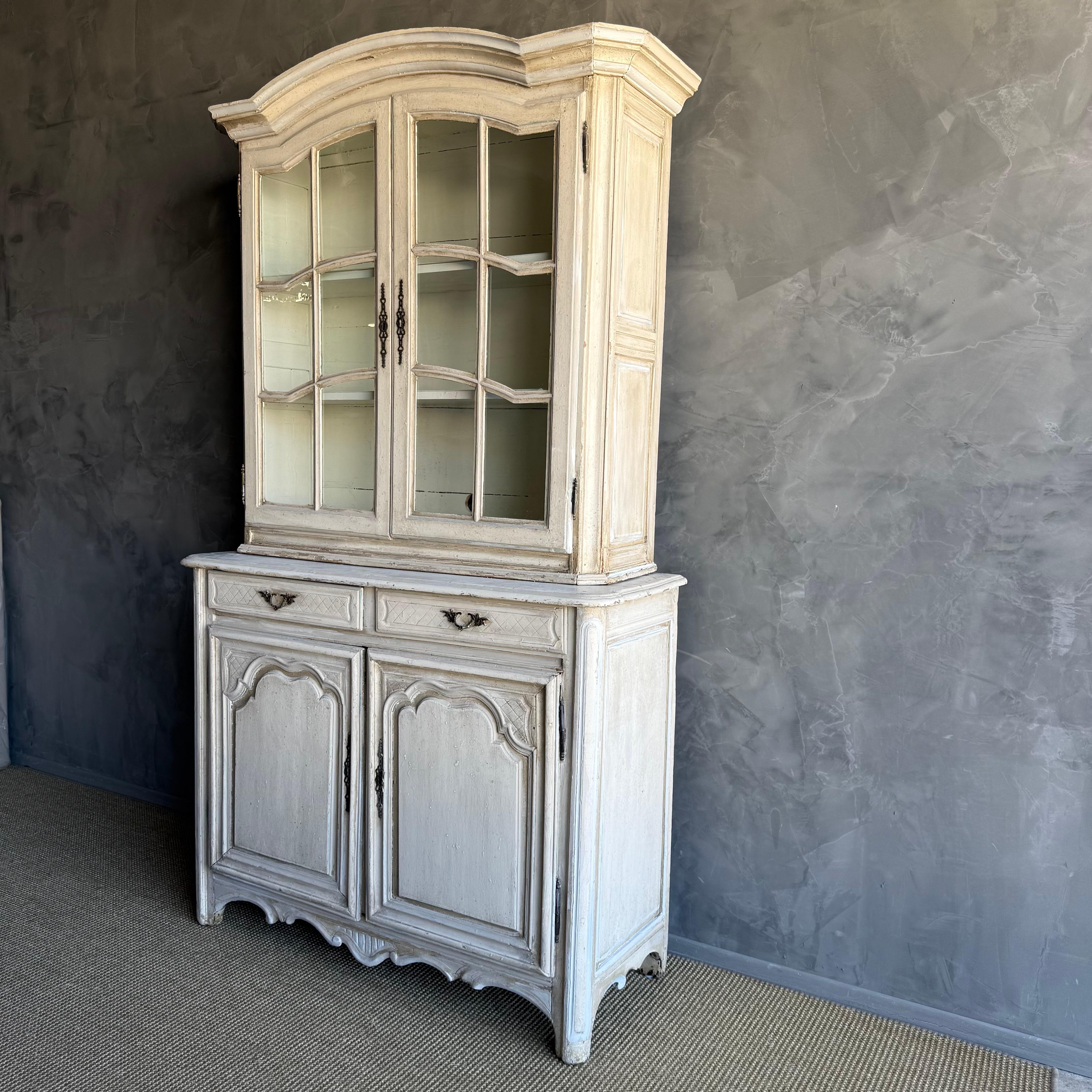 Aparador vintage francés pintado de gris con conejera en venta 2