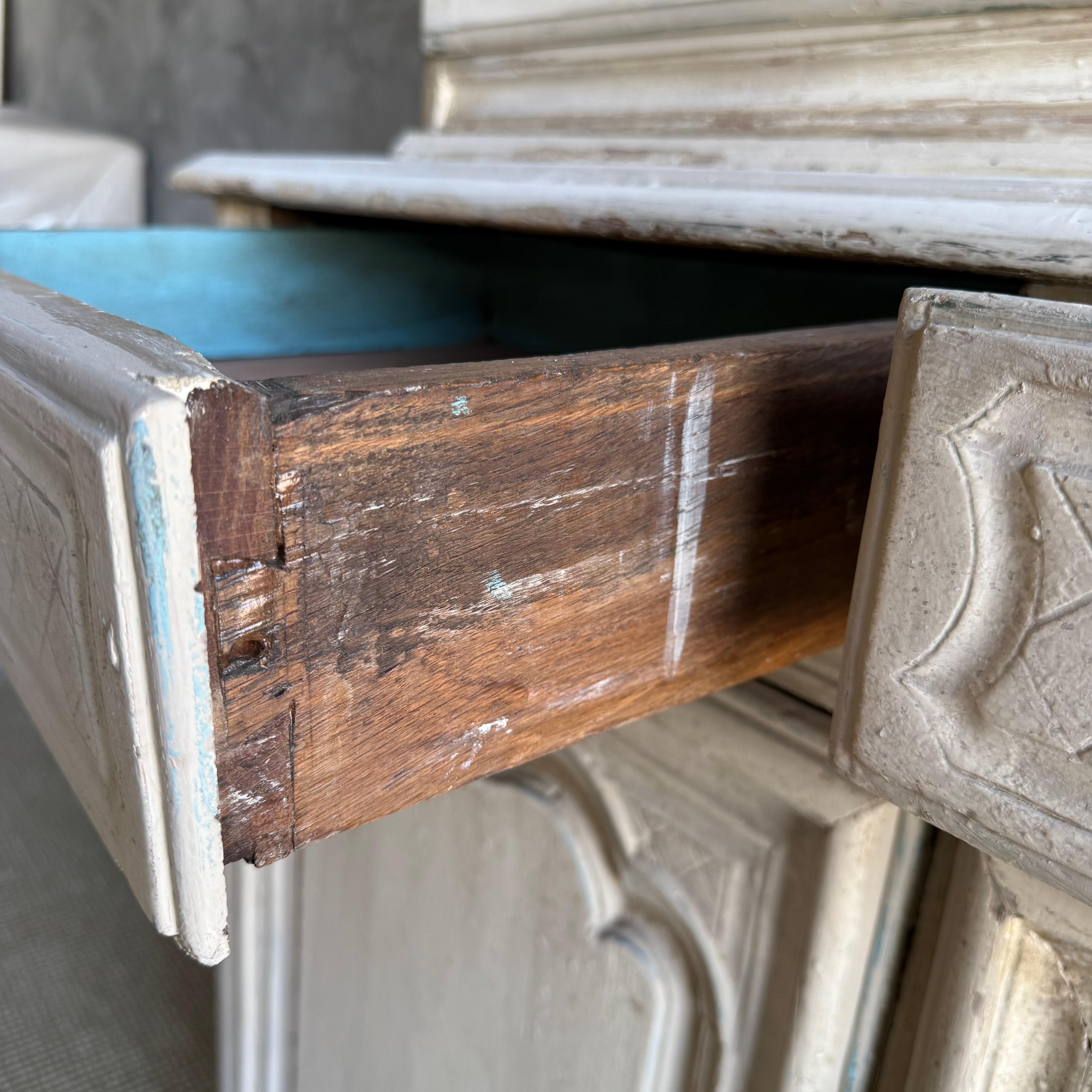 Aparador vintage francés pintado de gris con conejera en venta 3