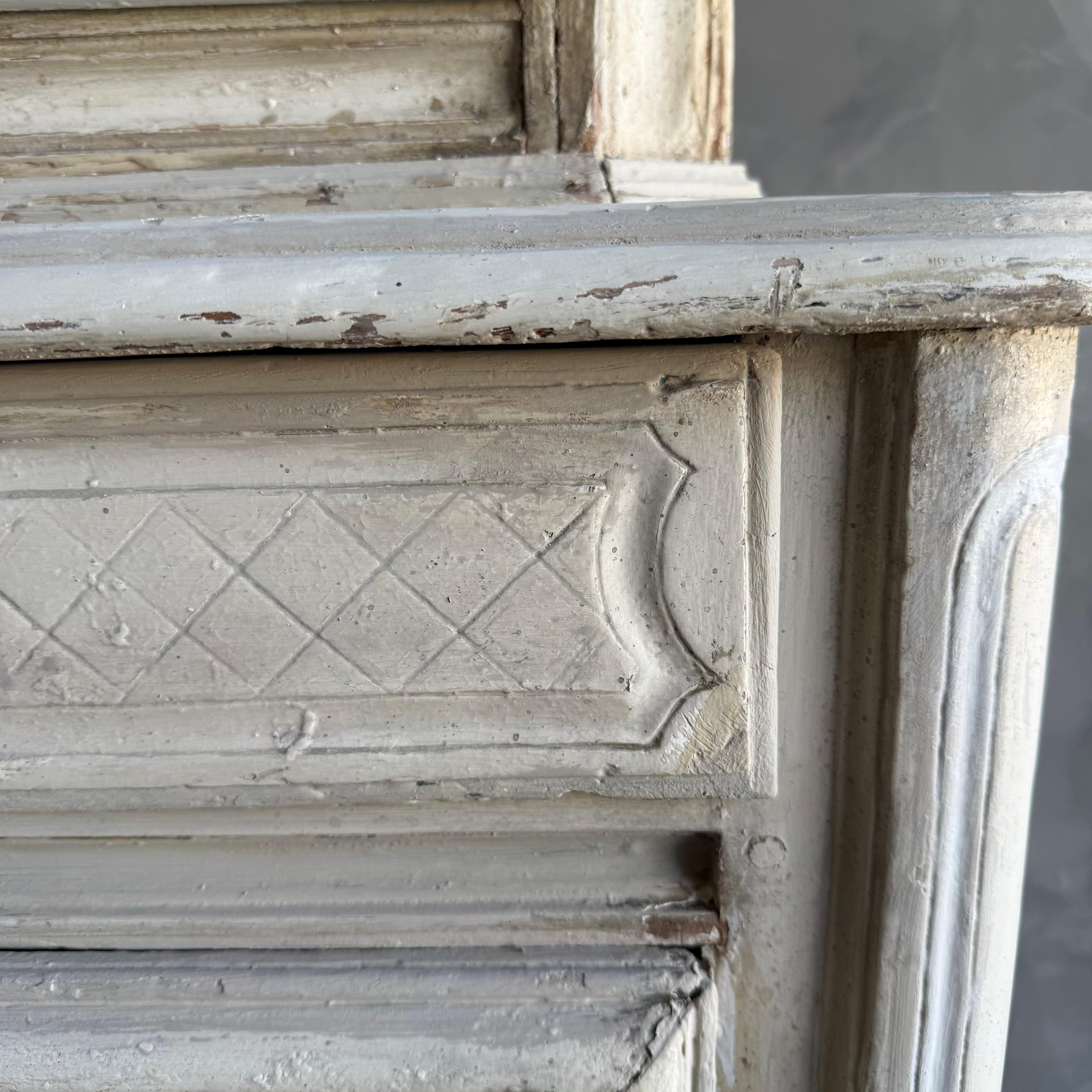 Aparador vintage francés pintado de gris con conejera en venta 4