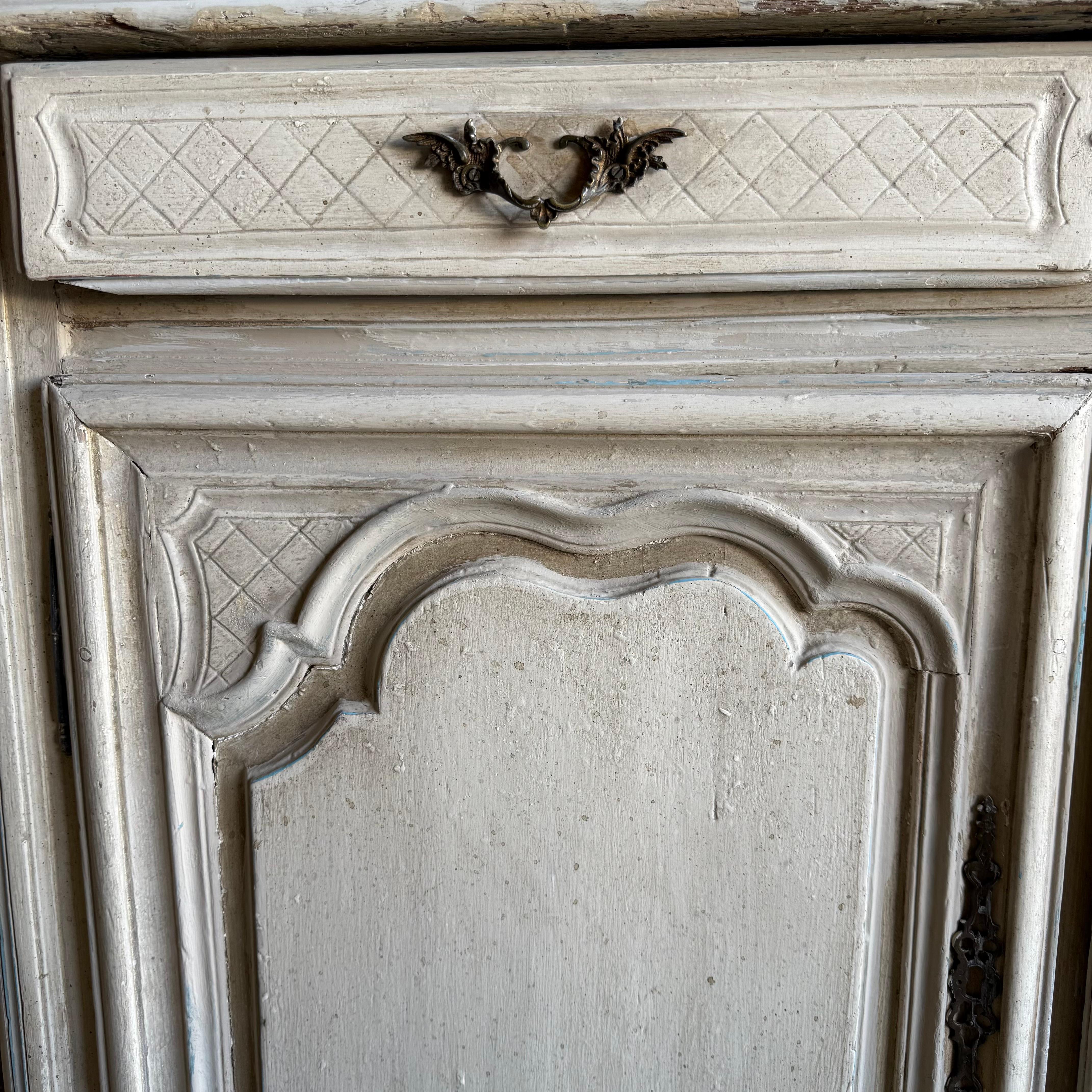 Aparador vintage francés pintado de gris con conejera en venta 5