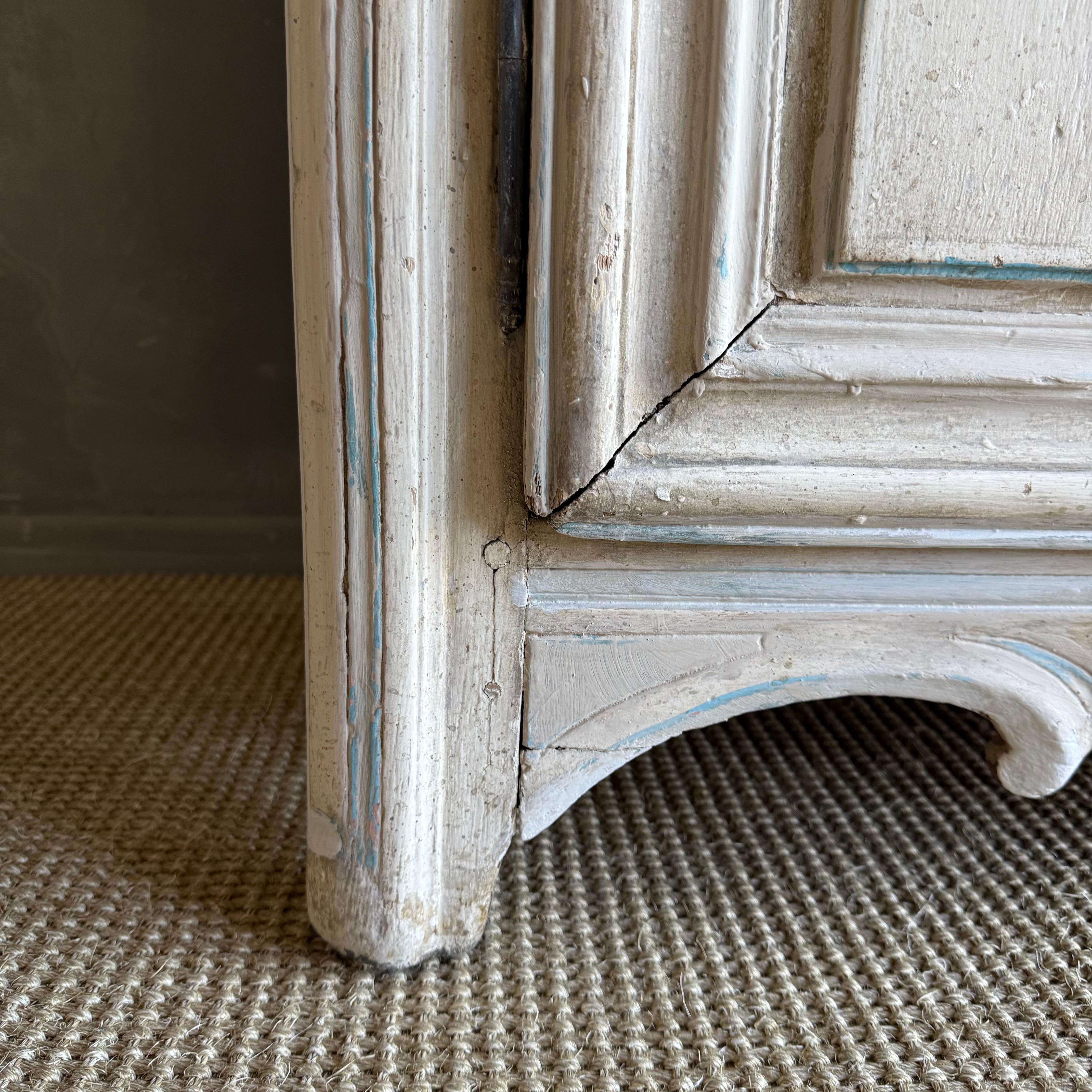 Aparador vintage francés pintado de gris con conejera en venta 6