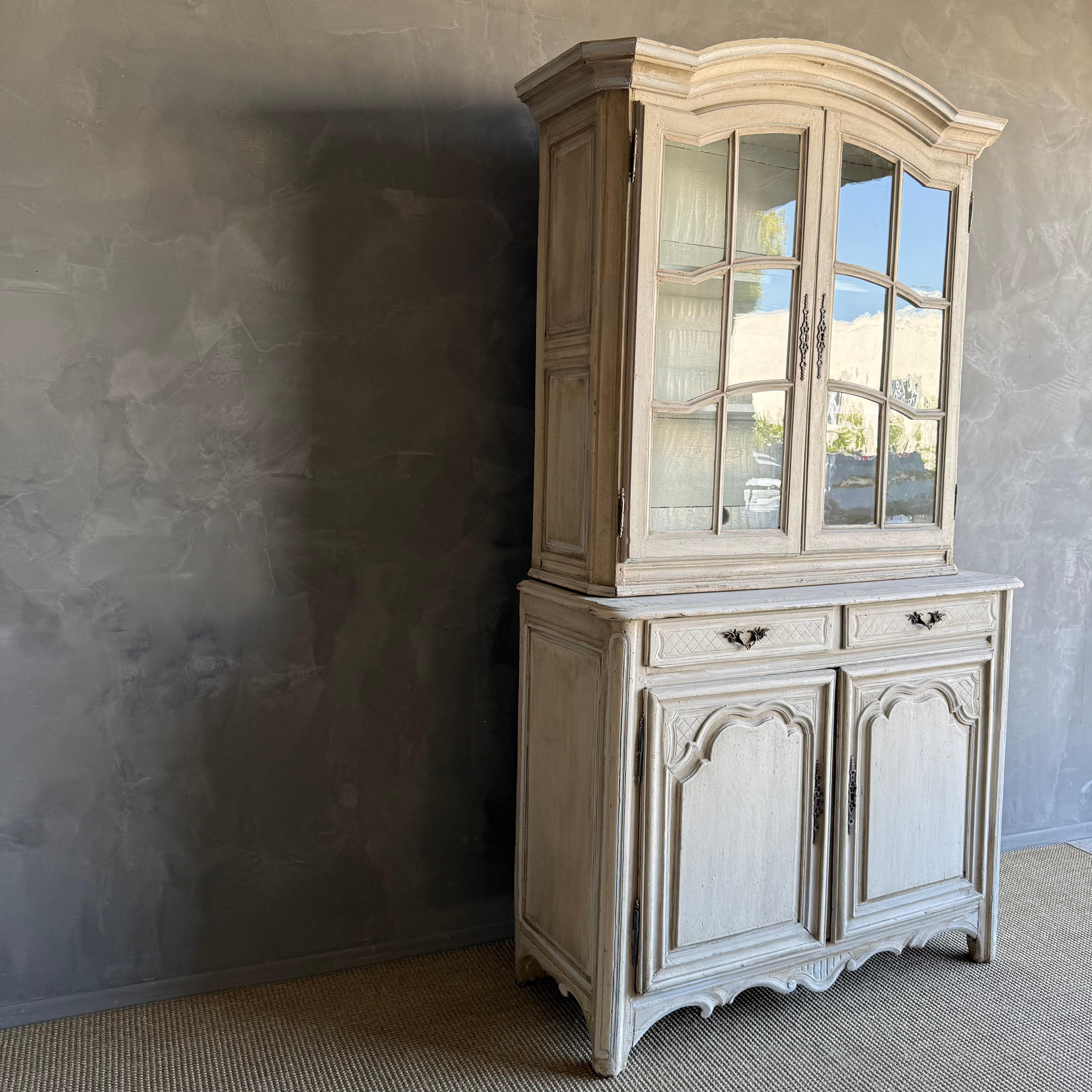 Aparador vintage francés pintado de gris con conejera en venta 7