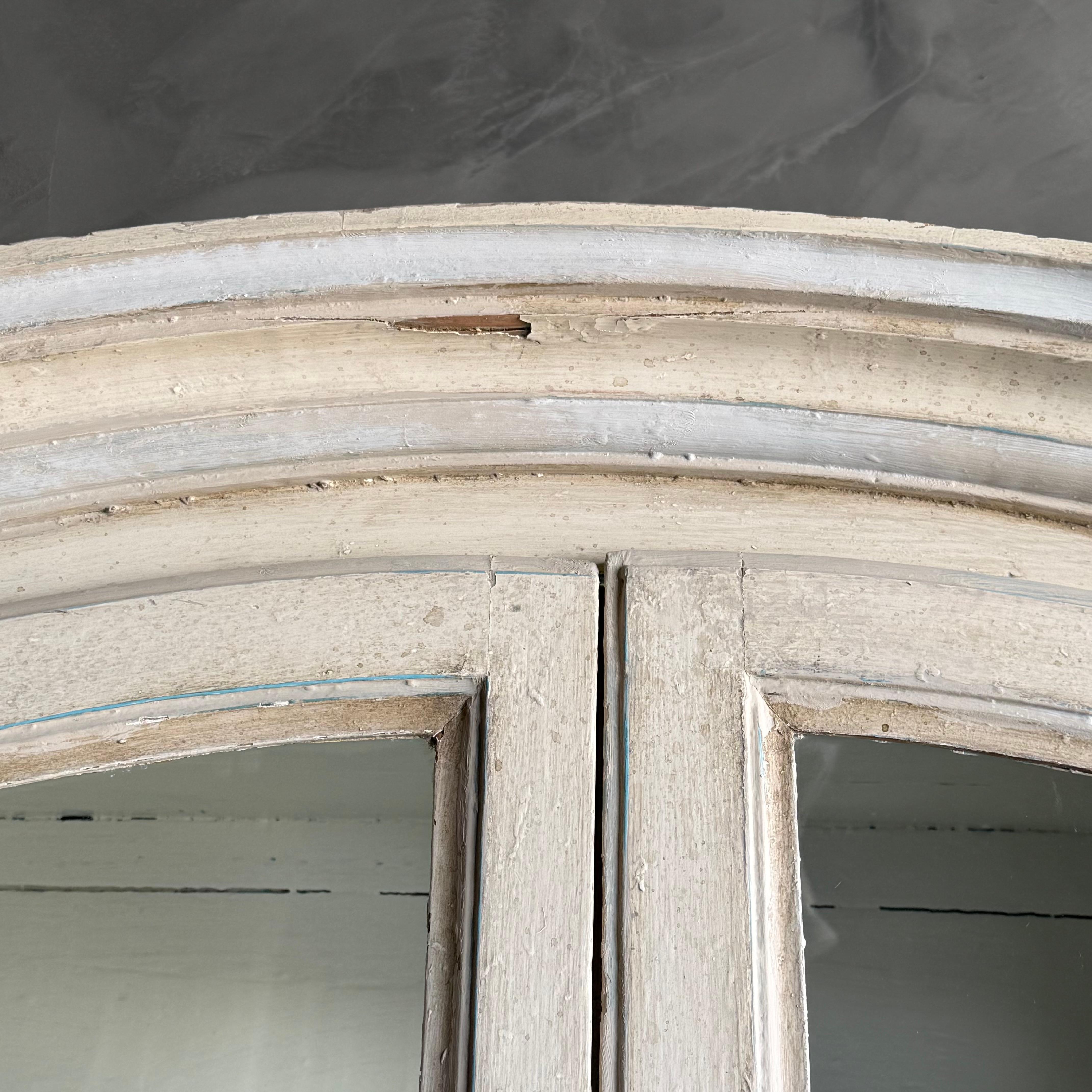 Aparador vintage francés pintado de gris con conejera en venta 8