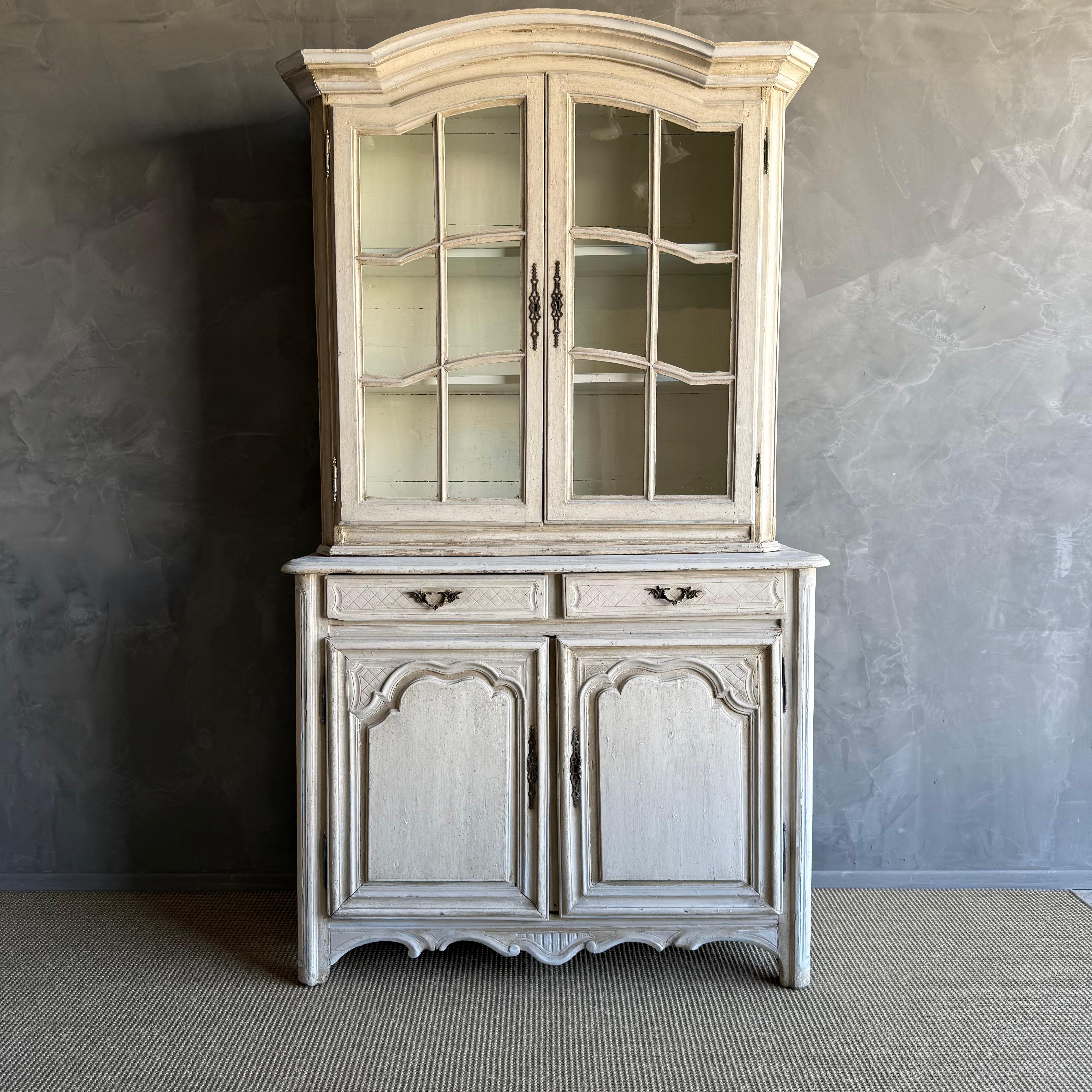 Aparador vintage francés pintado de 2 partes con conejera
Pintado en un suave tono blanco cremoso con acentos grises.
Cristal original (tiene onda)
Dimensiones: 52